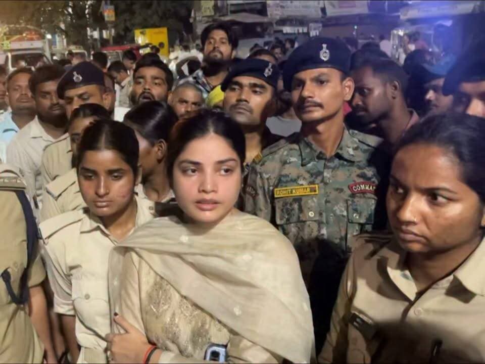सासाराम में शराब मामले में जेल भेजे गए विचाराधीन बंदी अमरजीत कुमार की मौत के बाद परिजनों ने प्रताड़ना व हत्या का आरोप लगाकर पोस्ट ऑफिस चौक पर घंटों जाम रखा। मौके पर पहुंचे एसडीएम ने परिजनों को समझा-बुझाकर जाम हटवाया।