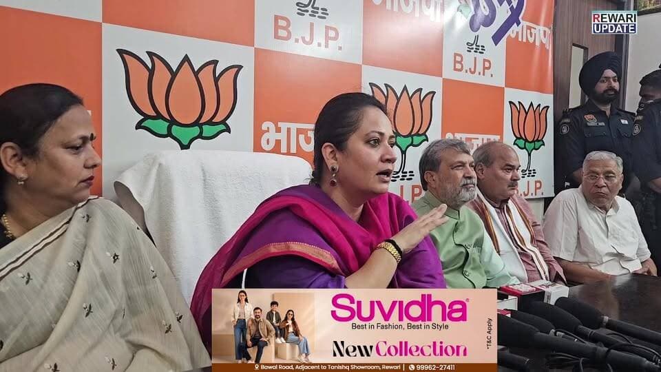 पत्रकारों के सवालों पर देखें क्या बोली स्वास्थ्य मंत्री आरती राव!
Seva Sankalp Abhiyan: 17 सितंबर से 17 अक्तूबर तक हरियाणा में होंगे कार्यक्रम
हरियाणा की स्वास्थ्य मंत्री आरती सिंह राव ने प्रेसवार्ता कर सेवा संकल्प अभियान की जानकारी दी। उन्होंने बताया कि 17 सितंबर से 17 अक्तूबर तक पूरे हरियाणा में जनभागीदारी के साथ विभिन्न कार्यक्रम आयोजित किए जाएंगे।
अभियान के माध्यम से प्रधानमंत्री नरेंद्र मोदी की 25 वर्षों की सेवा, सुशासन और राष्ट्र निर्माण की यात्रा को जन-जन तक पहुंचाने का प्रयास किया जाएगा।
#SevaSankalpAbhiyan #AartiSinghRao #HaryanaNews #PMModi #RewariUpdate
Seva Sankalp Abhiyan, Aarti Singh Rao, Haryana News, PM Modi, Narendra Modi, Haryana Government, Rewari News, Rewari Update, Sujashan, Nation Building, Service Campaign, Haryana Politics