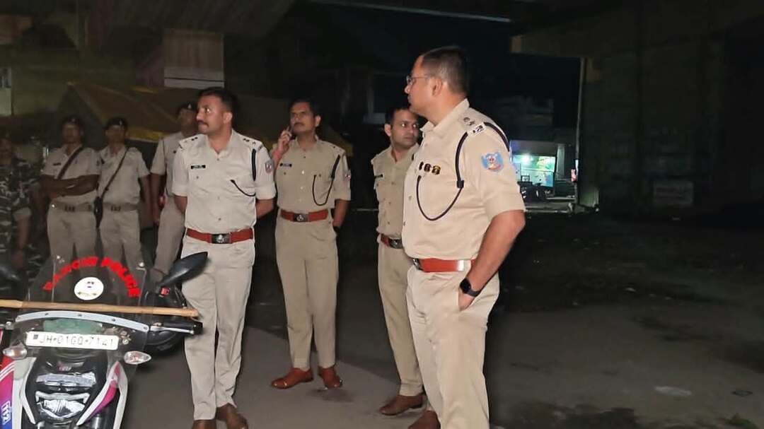 गणेश पूजा को लेकर राँची में पुलिस सख्त, अपराध और ट्रैफिक पर विशेष नजर
राँची: गणेश पूजा को देखते हुए राँची पुलिस ने शहर में सुरक्षा और यातायात व्यवस्था को लेकर विशेष अभियान शुरू किया है। वरीय पुलिस अधीक्षक के नेतृत्व में पुलिस के वरिष्ठ अधिकारियों ने कई पूजा पंडालों और संवेदनशील इलाकों का निरीक्षण किया।
इस दौरान पूजा पंडालों के आसपास भीड़, पार्किंग, आने-जाने की व्यवस्था और श्रद्धालुओं की सुरक्षा का जायजा लिया गया। पुलिस अधिकारियों ने संबंधित थाना प्रभारियों को सुरक्षा व्यवस्था मजबूत रखने के निर्देश दिए।
पुलिस ने सुखदेवनगर, पंडरा, कोतवाली, अरगोड़ा और मुंडला पहाड़ समेत कई संवेदनशील इलाकों का भी निरीक्षण किया। इन क्षेत्रों में स्नैचिंग, अपराध, अड्डेबाजी और नशेबाजी पर विशेष नजर रखने के निर्देश दिए गए हैं।
इसी दौरान मुंडला पहाड़ क्षेत्र में छापेमारी कर अवैध शराब बरामद की गई। पुलिस ने असामाजिक गतिविधियों वाले स्थानों पर लगातार गश्ती और निगरानी बढ़ाने को कहा है।
अपर बाजार के बड़ा तालाब और आसपास के इलाकों में भी पुलिस ने निरीक्षण किया। यहां पहले सामने आई चोरी और छिनतई की घटनाओं को देखते हुए पुलिस गश्त बढ़ाने के निर्देश दिए गए हैं।
ट्रैफिक व्यवस्था पर भी सख्ती
पुलिस ने शहर में जाम की समस्या को लेकर कई डिवाइडर कटिंग को चिन्हित किया है। इन कटिंग को स्लाइडिंग बैरियर लगाकर बंद करने का फैसला लिया गया है, ताकि यातायात को सुचारू रखा जा सके।
इसके अलावा सड़क किनारे गलत तरीके से खड़े ऑटो और अन्य वाहनों पर भी कार्रवाई की जाएगी। पुलिस के अनुसार नो-पार्किंग और अनधिकृत पार्किंग के खिलाफ विशेष अभियान चलाकर जुर्माना लगाया जाएगा।
पुलिस अधिकारियों ने स्पष्ट किया है कि गणेश पूजा के दौरान सुरक्षा, कानून-व्यवस्था और ट्रैफिक व्यवस्था में किसी तरह की लापरवाही नहीं होनी चाहिए। अपराध, स्नैचिंग, नशेबाजी और असामाजिक गतिविधियों के खिलाफ निगरानी और कार्रवाई जारी रहेगी।
#RanchiNews #RanchiPolice #SSPRanchi #GaneshPuja #GaneshChaturthi #Ranchi #JharkhandNews #JharkhandPolice #CrimeNews #RanchiTraffic #PoliceAction #BreakingNews #LatestNews #ViralNews #LoktantraBharat