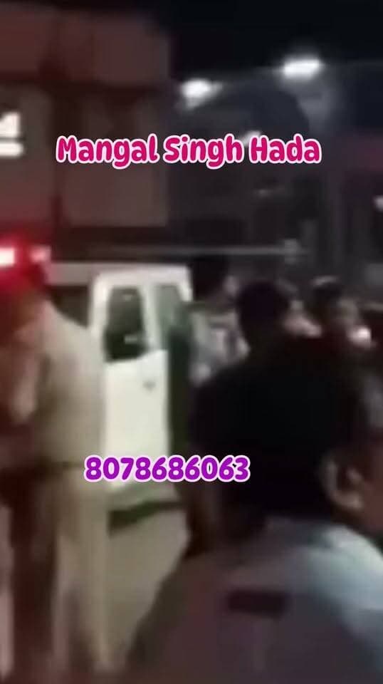 कोटा से बड़ी खबर: नयापुरा में युवक की हत्या, इलाके में हड़कंप
कोटा। नयापुरा थाना क्षेत्र में एक युवक की हत्या की सनसनीखेज वारदात सामने आई है। मृतक की पहचान मुजाहिद हुसैन के रूप में हुई है, जो ऑटो चालक बताया जा रहा है। वारदात के बाद इलाके में हड़कंप मच गया।
प्रारंभिक जानकारी के मुताबिक, एमबीएस अस्पताल के ऑटो स्टैंड पर मृतक और आरोपी के बीच विवाद हुआ था। बताया जा रहा है कि हत्या का आरोपी भी ऑटो चालक है। विवाद के बाद आरोपी ने वारदात को अंजाम दिया।
सूचना मिलते ही पुलिस के आला अधिकारी मौके पर पहुंचे और घटनाक्रम की जानकारी जुटाई। पुलिस ने शव को कब्जे में लेकर पोस्टमार्टम के लिए भेज दिया है।
फिलहाल हत्या के कारणों और आरोपी की भूमिका को लेकर पुलिस जांच में जुटी है। आरोपी की तलाश जारी है।