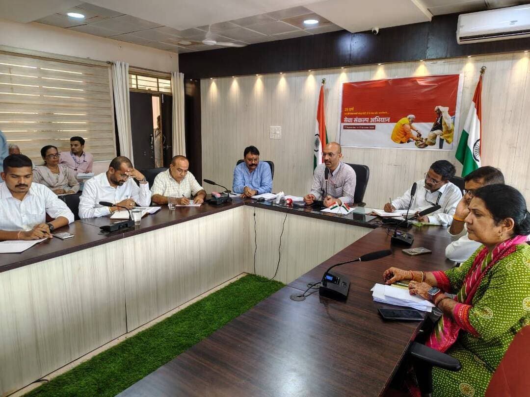 प्रभारी मंत्री ने गूगल मीट के माध्यम से सेवा संकल्प अभियान की तैयारियों की समीक्षा
---
मध्यप्रदेश शासन के नवीन एवं नवकरणीय ऊर्जा मंत्री एवं जिले के प्रभारी मंत्री श्री राकेश शुक्ला ने मंगलवार को गूगल मीट के माध्यम से वर्चुअल जुडकर प्रधानमंत्री श्री नरेन्द्र मोदी के जन्मदिवस 17 सितंबर से आयोजित होने वाले सेवा संकल्प अभियान की तैयारियों की समीक्षा की।
प्रभारी मंत्री श्री शुक्ला ने अधिकारियों को निर्देशित किया कि 17 सितंबर को प्रधानमंत्री श्री नरेंद्र मोदी के जन्म दिवस पर आशीर्वाद का दिया के तहत दीप प्रज्जवलन एवं आकर्षक रंग बिरंगी रोशनी के साथ सेवा संकल्प अभियान का भव्य शुभारंभ किया जाए । साथ ही नगरीय एवं ग्रामीण क्षेत्रों के प्रमुखों स्थानों को दीप और रोशनी से सजाया जाए। उन्होंने कहा कि जिले के ऐतिहासिक एवं प्रशासनिक तथा धार्मिक स्थलों पर आकर्षक रोशनी की जाए।जिले की झीलों एवं तालाबों तथा धार्मिक स्थलों पर समाज के प्रतिनिधियों के साथ वृहद स्तर पर दीप प्रज्जवलन के कार्यक्रम किये जाए।
कलेक्ट्रेट सभाकक्ष में आयोजित वुर्चअल बैठक में कलेक्टर श्री साकेत मालवीय ने सेवा संकल्प अभियान की तैयारियों एवं प्रस्तावित गतिविधियों के संबंध में प्रस्तुतिकरण दिया।
इस अवसर पर मुख्य कार्यपालन अधिकारी जिला पंचायत श्री राजेश जैन, अपर कलेक्टर श्री डी.एन. सिंह, सहित सभी अधिकारी उपस्थित थे।
#सेवा_संकल्प_अभियान
#ashoknagar