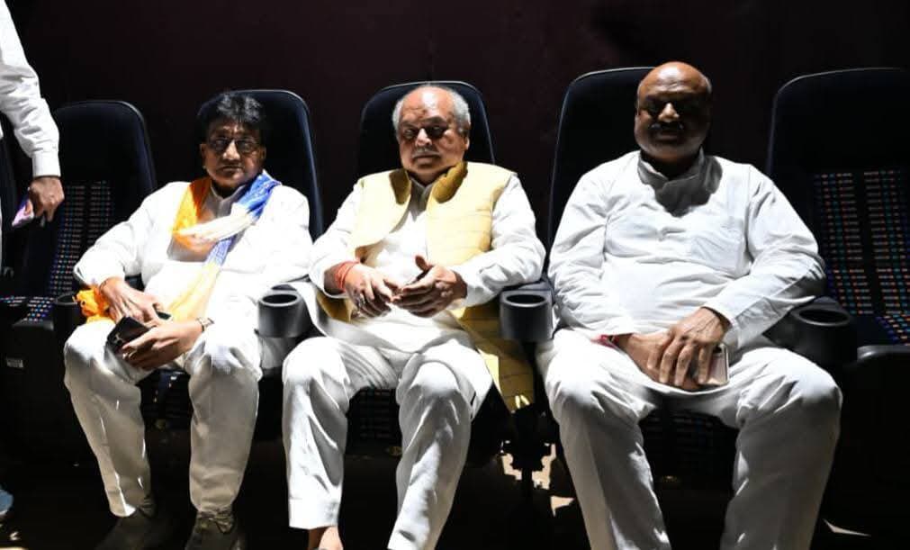 भोपाल स्थित डीबी मॉल में विधानसभा अध्यक्ष नरेंद्र सिंह तोमर ने अपने कार्यकर्ताओं एवं निजी स्टाफ के साथ महान संत नीम करौली बाबा जी के जीवन, आध्यात्मिक साधना और मानव सेवा के संदेशों से प्रेरित फिल्म ‘हनुमान अंश’ देखी।
उन्होंने कहा
हमारी आध्यात्मिक एवं सांस्कृतिक विरासत से जुड़े ऐसे प्रेरणादायी प्रसंग समाज में सेवा, संस्कार और सद्भाव की भावना को मजबूत करते हैं तथा परंपराओं और जीवन मूल्यों से जोड़ने का प्रभावी माध्यम हैं। ‘हनुमान अंश’ जैसी फिल्में नई पीढ़ी को आस्था के साथ सेवा, संस्कार, संयम और आत्मविश्वास का संदेश देती हैं। ऐसी प्रस्तुतियां युवाओं को अपनी सांस्कृतिक जड़ों से जोड़ते हुए आत्मचिंतन और सकारात्मक जीवन-दृष्टि की ओर प्रेरित कर सकती हैं जिससे हमारा सनातन धर्म मजबूत होने के साथ-साथ संपूर्ण विश्व एवं मानव समाज के लिए आकर्षण का केंद्र बन सकता है।
#newsimpact
Narendra Singh Tomar
#HanumanAnsh