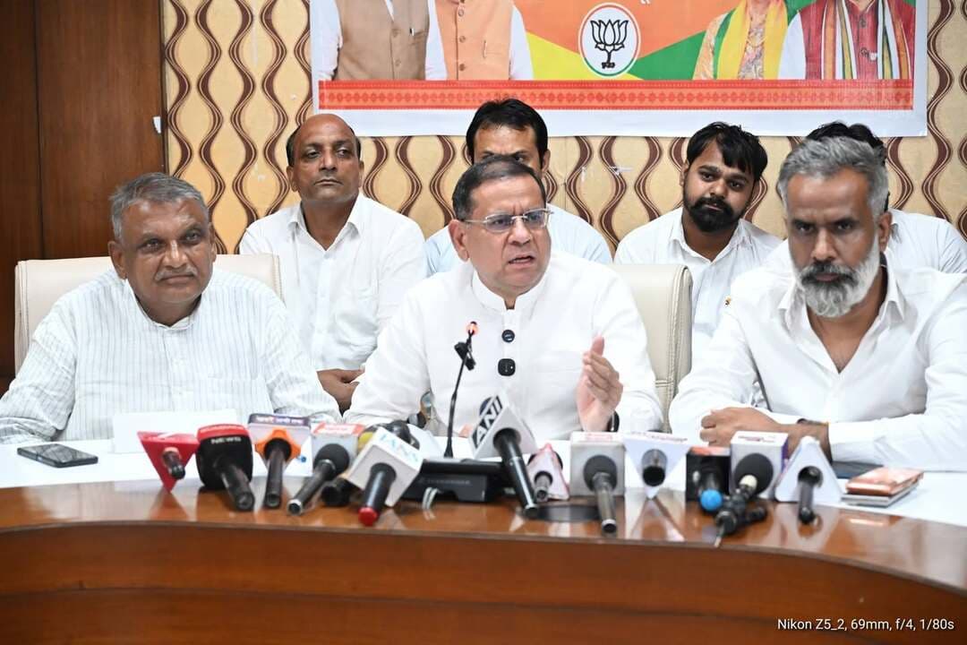 *‘सेवा संकल्प अभियान’ को लेकर खाद्य एवं आपूर्ति मंत्री राजेश नागर ने की महत्वपूर्ण प्रेस वार्ता*
*-प्रधानमंत्री नरेंद्र मोदी के सार्वजनिक जीवन के 25 वर्ष पूर्ण होने पर 17 सितंबर से चलेगा ‘सेवा संकल्प अभियान’*
*-एक माह तक प्रदेशभर में सेवा, जनकल्याण और जरूरतमंदों की सहायता के होंगे कार्यक्रम*
*-‘आशीर्वाद का दीया’ अभियान से लेकर ‘सेवा सेतु’ शिविर तक होंगे विभिन्न आयोजन*
*-आंगनवाड़ी कार्यकर्ताओं और आशा दीदियों का किया जाएगा अभिनंदन*
*-जनभागीदारी से ‘सेवा ही संकल्प और सेवा ही योगदान’ की भावना को मिलेगा विस्तार*
*पलवल, 15 सितंबर।*
हरियाणा सरकार में खाद्य एवं आपूर्ति मंत्री राजेश नागर ने कहा कि प्रधानमंत्री नरेंद्र मोदी के सार्वजनिक जीवन के 25 वर्ष पूर्ण होने के अवसर पर हरियाणा में 17 सितंबर से 17 अक्टूबर तक एक माह का ‘सेवा संकल्प अभियान’ चलाया जाएगा। ‘सेवा संकल्प अभियान’ के दौरान प्रदेश सरकार आमजन के साथ समन्वय स्थापित करते हुए सामाजिक, धार्मिक एवं शैक्षणिक संस्थाओं की भागीदारी सुनिश्चित करेगी। अभियान का उद्देश्य सेवा, जनकल्याण और जरूरतमंदों की सहायता के माध्यम से समाज के प्रत्येक वर्ग को राष्ट्र निर्माण से जोडऩा है। खाद्य एवं आपूर्ति मंत्री राजेश नागर मंगलवार को लोकनिर्माण विश्राम गृह में आयोजित प्रेसवार्ता को संबोधित कर रहे थे।
खाद्य एवं आपूर्ति मंत्री राजेश नागर ने कहा कि प्रधानमंत्री नरेंद्र मोदी के सार्वजनिक जीवन में जनसेवक के रूप में 25 वर्ष पूरे होने के उपलक्ष्य में सेवा दिवस के कार्यक्रमों को पूरे एक माह तक व्यापक स्तर पर आयोजित किया जाएगा। अभियान के तहत विभिन्न स्तरों पर एक दर्जन से अधिक विशेष कार्यक्रम होंगे। उन्होंने कहा कि ‘आशीर्वाद का दीया’ कार्यक्रम के तहत 17 सितंबर को शाम 7 बजे प्रदेश की प्रत्येक विधानसभा में घर-घर दीप जलाकर प्रधानमंत्री के स्वस्थ एवं दीर्घायु जीवन की कामना की जाएगी। वहीं ‘मेरे सपनों का भारत’ के अंतर्गत स्कूलों में ड्राइंग प्रतियोगिताएं आयोजित कर बच्चों की कल्पनाओं और रचनात्मकता के माध्यम से विकास कार्यों एवं उपलब्धियों को प्रस्तुत किया जाएगा।
खाद्य एवं आपूर्ति मंत्री राजेश नागर ने कहा कि ‘सेवा की कहानी’ के तहत नुक्कड़ नाटकों के माध्यम से जनकल्याणकारी योजनाओं की जानकारी दी जाएगी। ‘सेवा ज्योति कलश यात्रा-विकसित भारत का संकल्प’ के माध्यम से गांवों और क्षेत्रों में सेवा यात्राएं आयोजित कर विकसित भारत 2047 के निर्माण के लिए जनभागीदारी बढ़ाई जाएगी। प्रदेश के 19,365 आंगनवाड़ी केंद्रों पर आंगनवाड़ी कार्यकर्ताओं और आशा दीदियों का सार्वजनिक अभिनंदन भी किया जाएगा। अभियान में ‘सेवा मेरा योगदान’ के तहत नागरिकों को वृक्षारोपण, रक्तदान, स्वच्छता, जरूरतमंदों की सहायता और बच्चों को शिक्षा के लिए प्रोत्साहित करने सहित 25 प्रकार के सेवा कार्यों के लिए प्रेरित किया जाएगा। गंदगी एवं जलभराव वाले स्थानों को चिन्हित कर विशेष स्वच्छता महाभियान चलाया जाएगा। साथ ही, 30 दिवसीय अभियान के दौरान हरियाणा को मोतियाबिंद मुक्त बनाने का संकल्प भी लिया गया है।
खाद्य एवं आपूर्ति मंत्री राजेश नागर ने कहा कि ‘सेवा सेतु’ विशेष शिविर प्रत्येक विधानसभा और ब्लॉक स्तर पर एक सप्ताह लगाए जाएंगे, जहां पात्र लोगों को केंद्र एवं राज्य सरकार की जनकल्याणकारी योजनाओं का लाभ दिलाने में सहायता की जाएगी। इसके अलावा ‘सेवा के रंग, राष्ट्र के संग’ के तहत रंगोलियों के माध्यम से जनकल्याणकारी योजनाओं, राष्ट्रीय प्रतीकों और विकसित भारत का संदेश प्रदर्शित किया जाएगा। विद्यार्थियों और युवाओं के लिए स्थानीय समस्याओं के समाधान को लेकर ‘सेवा फस्र्ट इनोवेशन चैलेंज’ भी आयोजित किए जाएंगे।
खाद्य एवं आपूर्ति मंत्री राजेश नागर ने कहा कि अभियान के माध्यम से प्रधानमंत्री श्री नरेंद्र मोदी जी के नेतृत्व में देश और हरियाणा में हुए विकास कार्यों तथा जनकल्याणकारी योजनाओं को जन-जन तक पहुंचाया जाएगा। दिल्ली-मुंबई-बड़ौदा एक्सप्रेसवे और दिल्ली-देहरादून एक्सप्रेसवे जैसी प्रमुख परियोजनाओं की जानकारी भी लोगों तक पहुंचाई जाएगी। साथ ही, एक निर्धारित दिन देश के चार प्रमुख शहरों में ‘सुशासन सेवा संवाद’ का आयोजन होगा, जिसमें पंचायत से संसद तक के जनप्रतिनिधि शामिल होंगे। उन्होंने कहा कि प्रधानमंत्री नरेंद्र मोदी के नेतृत्व में देश ने सेवा, सुशासन और राष्ट्रहित को प्राथमिकता देते हुए विश्व मंच पर अपनी मजबूत पहचान बनाई है। सरकार द्वारा गरीब, वंचित, महिला, किसान और युवा सहित समाज के प्रत्येक वर्ग के कल्याण के लिए विभिन्न योजनाएं संचालित की जा रही हैं। कोविड-19 जैसी चुनौतीपूर्ण परिस्थितियों में भी देश ने व्यापक स्तर पर टीकाकरण अभियान चलाया।
खाद्य एवं आपूर्ति मंत्री राजेश नागर ने कहा कि ‘सेवा संकल्प अभियान’ को पूरी तरह जनभागीदारी का अभियान बनाने का प्रयास किया जाएगा। उन्होंने समस्त हरियाणावासियों से आह्वान किया कि वे 17 सितंबर से 17 अक्टूबर के बीच कम से कम एक सेवा कार्य अवश्य करें और अपने घर, गांव तथा क्षेत्र में सेवा की ज्योति प्रज्वलित करें। सरकार का मूल उद्देश्य ‘सेवा, सुशासन और विकास’ के माध्यम से प्रत्येक व्यक्ति के जीवन में सकारात्मक बदलाव लाना है।
इस अवसर पर भाजपा जिला अध्यक्ष विपिन बैंसला, पूर्व जिला अध्यक्ष जवाहर सिंह सौरोत, मेहरचंद गहलौत, प्रवीण ग्रोवर, नरेंद्र नम्बरदार, ईश्वर, गोपीचंद गहलौत, आशा भारद्वाज, उपस्थित रहे।
फोटो संलग्न।।