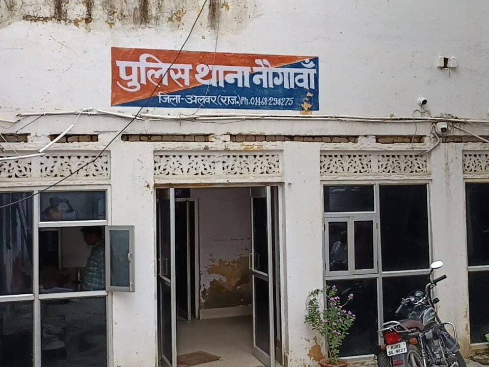 एचपीसीएल पाइपलाइन से तेल चोरी की कोशिश, दो आरोपी गिरफ्तार
कटर, ड्रिल और प्रेशर मशीन समेत पाइपलाइन में सेंध लगाने के उपकरण बरामद, अन्य आरोपियों की तलाश जारी
नौगांवा। रामगढ़ डीएसपी कार्यालय के अंतर्गत नौगांवा थाना पुलिस ने एचपीसीएल पाइपलाइन से तेल चोरी की कोशिश के मामले में दो आरोपियों को गिरफ्तार किया है। पुलिस ने आरोपियों के कब्जे से पाइपलाइन में सेंध लगाने के लिए इस्तेमाल किए जा रहे कटर मशीन, ड्रिल मशीन और प्रेशर मशीन सहित कई उपकरण बरामद किए हैं। मामले में शामिल अन्य आरोपियों की तलाश की जा रही है।
पुलिस के अनुसार यह कार्रवाई वांछित अपराधियों के खिलाफ चलाए जा रहे अभियान के तहत की गई। अलवर पुलिस अधीक्षक सुधीर चौधरी के निर्देश पर एएसपी मुख्यालय अलवर परमेश्वर लाल, रामगढ़ वृत्ताधिकारी तथा नौगांवा थाना प्रभारी हरदयाल सिंह यादव के नेतृत्व में पुलिस टीम का गठन किया गया था। टीम ने कार्रवाई करते हुए एचपीसीएल पाइपलाइन से तेल चोरी की कोशिश में शामिल दो आरोपियों को पकड़ लिया।
थानाधिकारी हरदयाल सिंह यादव ने बताया कि गिरफ्तार आरोपियों की पहचान जसवीर उर्फ जस्सू उर्फ पोलार्ड (42) पुत्र रोहताश निवासी हुमायुपुर, थाना सालावास, जिला झज्जर (हरियाणा) और जसवीर उर्फ सोनू (32) पुत्र कृष्ण सिंह निवासी लडायन, थाना सालावास, जिला झज्जर (हरियाणा) के रूप में हुई है।
पुलिस ने आरोपियों के कब्जे से कटर मशीन, ड्रिल मशीन, प्रेशर मशीन सहित अन्य उपकरण बरामद किए हैं। प्रारंभिक जांच में सामने आया है कि इन उपकरणों का इस्तेमाल पाइपलाइन में सेंध लगाने के लिए किया जा रहा था। पुलिस अब आरोपियों से पूछताछ कर इस पूरे मामले में शामिल अन्य लोगों और पाइपलाइन से तेल चोरी की किसी पूर्व वारदात के संबंध में जानकारी जुटा रही है।
पुलिस का कहना है कि मामले में शामिल अन्य आरोपियों की तलाश जारी है। साथ ही बरामद उपकरणों और आरोपियों से पूछताछ के आधार पर आगे की कार्रवाई की जाएगी।