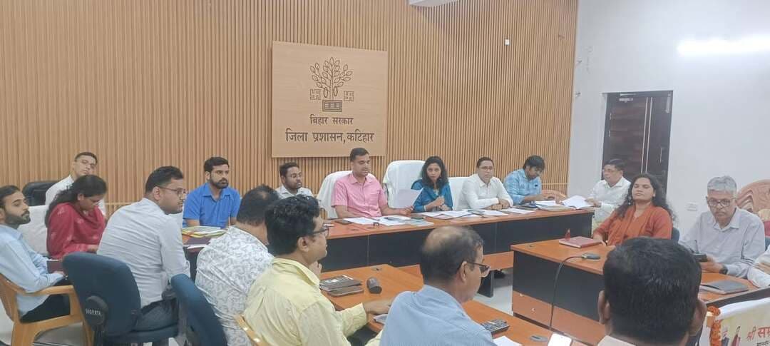 17 सितंबर को "आशीर्वाद का दिया" कार्यक्रम का आयोजन कटिहार जिला में किया जाएगा*
*माननीय प्रधानमंत्री नरेंद्र मोदी के सेवा और समर्पण के 25 साल पूरे होने पर जिला में हजारों दीप होंगे प्रज्ज्वलित*
कटिहार, 15 सितंबर 2026, मंगलवार।
प्रधानमंत्री श्री नरेंद्र मोदी जी के सेवा और समर्पण के 25 वर्ष पूरे होने पर कटिहार में भी एक विशेष कार्यक्रम का आयोजन 17 सितंबर, 2026 दिन गुरुवार को होगा।
"आशीर्वाद का दिया" जलाने से संबंधित की जा रही तैयारी की समीक्षात्मक बैठक जिला पदाधिकारी कटिहार आशुतोष द्विवेदी की अध्यक्षता में सभागार में आहूत की गई ।
सभागार में जिला स्तरीय पदाधिकारी गण उपस्थित रहें। साथ ही वीडियो कॉन्फ्रेंसिंग के जरिए जिला के सभी प्रखंडों के सभी प्रखंड स्तरीय पदाधिकारी, सभी स्वास्थ्य केदो के चिकित्सक गण एवं अन्य विभागों के पदाधिकारीगण भी जुड़े रहें।
जिला पदाधिकारी ने बैठक में शामिल पदाधिकारीगण को बताया कि इस अवसर पर कटिहार जिले के प्रमुख प्रशासनिक भवन, सांस्कृतिक स्थलों औरन्होंने अन्य महत्वपूर्ण चौक चौराहों जगहों पर "आशीर्वाद का दिया" प्रज्जवलित किया जाएगा।
*संध्या में समाहरणालय कटिहार में मुख्य कार्यक्रम का आयोजन किया जाएगा।जिसमें जनप्रतिनिधिगण, प्रशासनिक अधिकारीगण, जिले के प्रबुद्धजन आदि सम्मिलित होंगे* ।
"आशीर्वाद का दिया" कार्यक्रम की तैयारी अपने अंतिम चरण में हैं । इसके लिए व्यवस्थाओं को सुनिश्चित किया जा रहा है।
जिला पदाधिकारी कटिहार श्री आशुतोष द्विवेदी के नेतृत्व में मुख्य कार्यक्रम समाहरणालय कटिहार में संध्या 5.30 बजे होगा। जहां दीप प्रज्ज्वलित किए जायेंगे।
इसके अलावा "आशीर्वाद का दिया" कार्यक्रम के तहत कटिहार नगर के समाहरणालय परिसर के अलावा जिला निबंधन परामर्श केंद्र, जिले के सभी अनुमंडल कार्यालयों, सभी विद्यालयों, सभी प्रखंड कार्यालयों, सभी स्वास्थ्य केंद्रों, सभी पंचायत भवनों, सभी औद्योगिक प्रशिक्षण संस्थान, सभी नर्सिंग कॉलेज, सभी राजकीय पॉलिटेक्निक कॉलेज, सभी पंचायत सरकार भवन, सभी ई किसान भवन, सभी सामुदायिक भवन, सभी मनरेगा भवन, सभी आंगनबाड़ी केंद्र, सभी जीविका भवन, सभी प्रमुख टोला क्षेत्र, जीविका कार्यालय एवं अन्य सभी सरकारी भवन पर "आशीर्वाद का दिया" प्रज्जवलित किया जाएगा।
जिलाधिकारी कटिहार आशुतोष द्विवेदी द्वारा इसके लिए आवश्यक दिशा -निर्देश जारी कर दिया गया है।
जिला जनसंपर्क पदाधिकारी,
कटिहार ।
Information & Public Relations Department, Government of Bihar @topfans #SevaSankalpAbhiyan