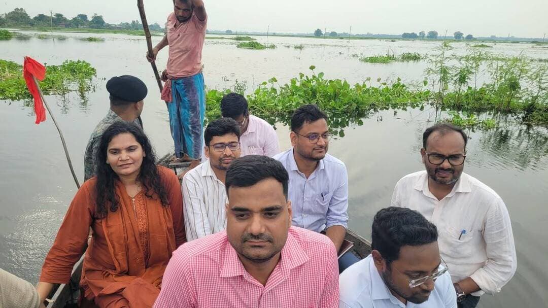 . जिला पदाधिकारी कटिहार आशुतोष द्विवेदी के द्वारा बाढ़ प्रभावित क्षेत्रों का किया दौरा कर राहत कार्यों का लिया जायजा*
कटिहार,15 सितंबर 2026 मंगलवार।
जिला पदाधिकारी कटिहार आशुतोष द्विवेदी के द्वारा आज कटिहार जिले के प्राणपुर प्रखंड के सहजा पंचायत में बाढ़ से प्रभावित लोगों से मिलकर राहत कार्यों की समीक्षा किया गया ।
निरीक्षण के क्रम में जिला पदाधिकारी ने बाढ़ पीड़ित परिवारों से मुलाकात कर उनकी समस्याएं सुनीं तथा प्रशासन द्वारा संचालित *सामुदायिक रसोई, पशु शिविर, मेडिकल कैंप एवं स्वच्छ पेयजल* व्यवस्था का जायजा लिया।
इस अवसर पर उन्होंने कहा कि राज्य सरकार बाढ़ पीड़ितों के साथ खड़ी है, किसी भी परिवार को परेशानी नहीं होने दी जाएगी।
उन्होंने बताया कि जिला प्रशासन के द्वारा सभी बाढ़ प्रभावित परिवारों तक त्वरित राहत पहुँचाने एवं GR वितरण में तेजी लाया जाएगा
इस दौरान अनुमंडल पदाधिकारी कटिहार सदर एवं अन्य वरीय पदाधिकारीगण उपस्थित रहें।
जिला जनसंपर्क पदाधिकारी,
कटिहार।
Information & Public Relations Department, Government of Bihar @topfans Disaster Management Department Govt. of Bihar #BiharFloodRelief #FloodManagement #relief #katihar #DisasterResponse #