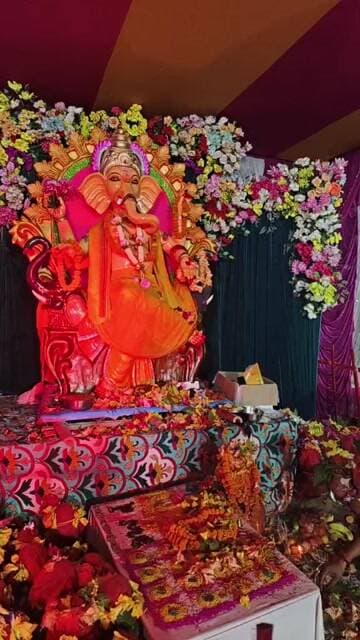 गणपति बप्पा की भव्य आरती, छप्पन भोग से सजा दरबार 🙏🌺
