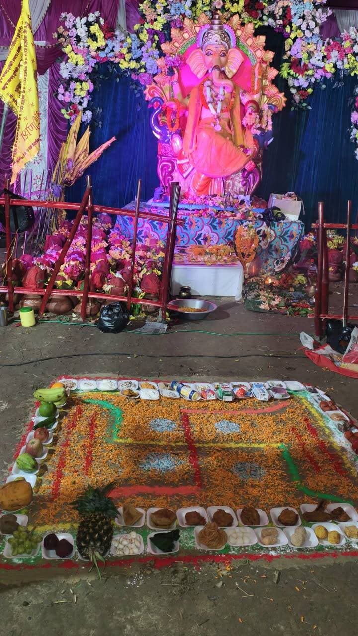 समस्त ग्रामवासियों से सादर आग्रह है कि आज हमारे गांव में गणपति बप्पा की भव्य आरती का आयोजन किया जा रहा है। इस पावन अवसर पर भगवान श्री गणेश जी को श्रद्धा और भक्ति के साथ छप्पन प्रकार के प्रसाद का भोग अर्पित किया जाएगा।
छप्पन भोग की यह सुंदर व्यवस्था भगवान गणेश जी के चरणों में समर्पित की जाएगी। अतः गांव के सभी माता-बहनों, भाइयों, बुजुर्गों एवं बच्चों से निवेदन है कि अपने सभी कार्यों को छोड़कर अधिक से अधिक संख्या में आरती स्थल पर पहुंचें और गणपति बप्पा की भव्य आरती में शामिल होकर उनका आशीर्वाद प्राप्त करें।
आइए, मिलकर गणपति बप्पा की आरती करें, छप्पन भोग का दर्शन करें और प्रसाद ग्रहण करें। आपकी एक छोटी-सी उपस्थिति इस धार्मिक आयोजन की शोभा बढ़ाएगी।
🙏 गणपति बप्पा मोरया!
मंगल मूर्ति मोरया! 🙏