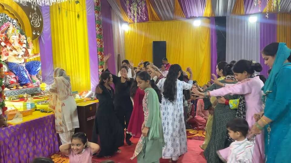 गणेश चतुर्थी के दूसरे दिन की संध्या में लाइव देखें ऋतु कला मंच से, बाल गणपति महोत्सव की भक्तिपूर्ण संध्या।
देखें सुंदर श्री गणेश जी भगवान को ।
#nonfollowersfriends #jogindernagar_mandi_himachal #facebookreelsviral #follow #GaneshChaturthiSpecial #lordganeshaIndian National Congress - Himachal PradeshBJP Himachal PradeshBlock Congress Committee Joginder NagarPunjab Kesari / HimachalIndian National Congress