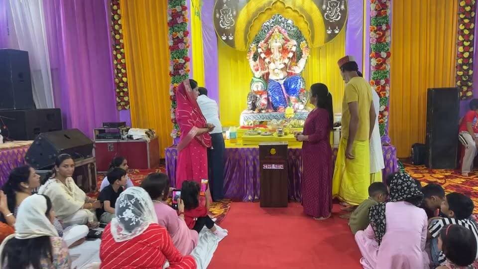 गणेश चतुर्थी के दूसरे दिन की संध्या में लाइव देखें ऋतु कला मंच से, बाल गणपति महोत्सव की भक्तिपूर्ण संध्या। मेघना ठाकुर रहीं मुख्य अतिथि।
देखें सुंदर श्री गणेश जी भगवान को ।
#nonfollowersfriends #jogindernagar_mandi_himachal #facebookreelsviral #follow #GaneshChaturthiSpecial #lordganeshaIndian National Congress - Himachal PradeshBJP Himachal PradeshBlock Congress Committee Joginder NagarPunjab Kesari / HimachalIndian National Congress