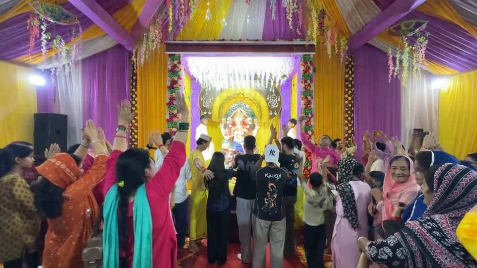 गणेश चतुर्थी के दूसरे दिन की संध्या में लाइव देखें ऋतु कला मंच से, बाल गणपति महोत्सव की भक्तिपूर्ण संध्या।
देखें सुंदर श्री गणेश जी भगवान को ।
#nonfollowersfriends #jogindernagar_mandi_himachal #facebookreelsviral #follow #GaneshChaturthiSpecial #lordganeshaIndian National Congress - Himachal PradeshBJP Himachal PradeshBlock Congress Committee Joginder NagarPunjab Kesari / HimachalIndian National Congress