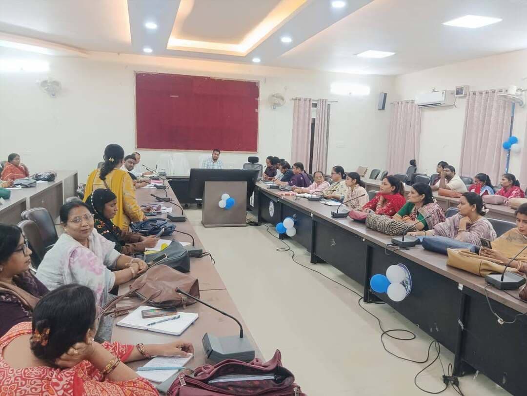 आज दिनांक 15.09.2026 को श्री राजू कुमार, जिला प्रोग्राम पदाधिकारी, सहरसा की अध्यक्षता में सेवा संकल्प अभियान (17 सितम्बर से 17 अक्टूबर 2026 )तक होने वाली गतिविधियों एवं कार्यक्रम सम्बंधित बैठक आहूत की गयी। बैठक में सेवा संकल्प अभियान अंतर्गत दिनांक 25.09.2026 से 07.10.2026 तक "आंगन का मिलान" कार्यक्रम तथा 17.09.2026 से 17.10.2026 तक "सेवा मेरा योगदान" "कहानी बदलाव की" एवं सेवा सेतु अभियान - सरकार आपके कार्यक्रम अंतर्गत सभी गतिविधिया जिलान्तर्गत सभी संचालित आंगनवाडी केन्द्रों पर करने का निदेश सभी बाल विकास परियोजना पदाधिकारी एवं महिला पर्यवेक्षिका को दिया गया ।उक्त बैठक में सभी बाल विकास परियोजना पदाधिकारी, महिला पर्यवेक्षिका एवं प्रखंड समन्वयक उपस्थित हुए।