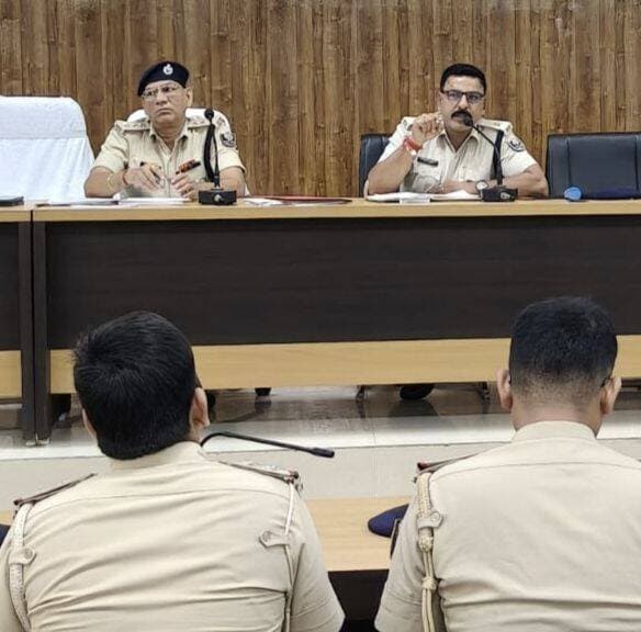 *<nis:link nis:type=tag nis:id=यातायात nis:value=यातायात nis:enabled=true nis:link/> नियम उल्लंघनों की कुछ धाराओं में 50% छूट का प्रावधान है :-अविनाश कु. सिंह, यातायात डीएसपी, सीतामढ़ी।*
*<nis:link nis:type=tag nis:id=पुलिस nis:value=पुलिस nis:enabled=true nis:link/> कर्मियों से अनावश्यक उलझने का प्रयास नहीं करें :- प्रशांत कुमार, थाना अध्यक्ष सह इन्स्पेक्टर, यातायात, सीतामढ़ी।*
*<nis:link nis:type=tag nis:id=सीतामढ़ी nis:value=सीतामढ़ी nis:enabled=true nis:link/> /बिहार *:- सीतामढ़ी जिला अन्तर्गत व्यवहार न्यायालय कैम्पस में दिनांक- 12.09.2026 को 11:00 बजे पूर्वाह्न से राष्ट्रीय लोक अदालत का आयोजन किया जायेगा।
उस <nis:link nis:type=tag nis:id=राष्ट्रीय nis:value=राष्ट्रीय nis:enabled=true nis:link/> लोक अदालत का उद्देश्य प्रथम दृष्टिया दिनांक- 01.01.2026 से लेकर दिनांक- 10. 06.2026 तक यातायात नियमों के उल्लंघन से सम्बंधित चालान को लेकर विशेष प्राथमिकता दी गई है।
ज्ञात हो कि -
सीतामढ़ी जिला अन्तर्गत सीतामढ़ी पुलिस थानों द्वारा यातायात नियमों के उल्लंघन पश्चात एचएचडी एवं एनएच पर प्रतिनियुक्ति एचपीभी द्वारा दिनांक- 1 जनवरी 2026 से लेकर दिनांक- 10 जून 2026 तक किए गए निष्पादन योग्य चालान की विवरणी इस प्रकार है :-
शीर्ष एचएचडी पर कुल चालानों की संख्या- 8099 है। जिसका कुल बकाया राशि- 1 करोड़ 91 लाख 64 हजार 700 रुपयें है और एचपीभी पर कुल चलानों की संख्या- 4959 है। जिसका बकाया राशि- 6,85,600 रु. है। कुल चलानों की संख्या देखा जाए, तो 13058 है, जिसका कुल बकाया राशि- 1 करोड़ 98 लाख 50 हजार 300 रु मात्र है। निष्पादन की गई चलानों की संख्या मात्र- 148 है।
पूरी प्रकरण की विस्तृत जानकारी के लिए <nis:link nis:type=tag nis:id=सब nis:value=सब nis:enabled=true nis:link/> तक न्यूज जेकेवाई की आवाज (SAB TAK NEWS JKY KI AAWAZ) न्यूज चैनल की टीम ने सीतामढ़ी जिला के यातायात पुलिस उपाधीक्षक अविनाश कुमार से पूछा कि इस आंकड़ा के मद्देनजर आपको क्या कहना है?
डीएसपी ने आंकड़ा की पुष्टि करते हुए, <nis:link nis:type=tag nis:id=सब nis:value=सब nis:enabled=true nis:link/> तक न्यूज जेकेवाई की आवाज न्यूज चैनल की टीम को विस्तृत जानकारी देते हुए कहा कि - ज्यादा से ज्यादा लोग आगामी दिनांक- 12 सितम्बर 2026 के राष्ट्रीय लोक अदालत में उपस्थित होकर 50% की छूट पर अपना चालान जमा कर सकते हैं।
ट्रैफिक डीएसपी अविनाश कुमार सिंह ने पत्रकारों को यह भी बताया कि यातायात नियम उल्लंघनों की कुछ धाराओं में ही 50% छूट का प्रावधान है।
<nis:link nis:type=tag nis:id=वहीं nis:value=वहीं nis:enabled=true nis:link/> दूसरी ओर :- मीडिया ने यातायात थाना अध्यक्ष सह इन्स्पेक्टर प्रशांत कुमार से उक्त आंकड़ा को लेकर सवाल किया, तो उन्होंने पत्रकारों को बताया कि आमजनों से निवेदन पूर्वक आग्रह है कि-
यातायात नियमों का पालन करने के लिए आप प्रतिबद्ध रहें। पुलिस को अपना सहयोगी माने। नियमों का पालन करें एवं दो पहिया वाहन चलाने हेतु ड्राइविंग-लाइसेंस एवं हेलमेट का प्रयोग अवश्य करें। ऐसे जितने भी गाड़ी आप चला रहे हैं, सब में ड्राइविंग-लाइसेंस की सख्त जरूरत है। फाईन से बचने हेतु वाहन को गलत तरीके से ना भगाए एवं पुलिस कर्मियों से अनावश्यक उलझने का प्रयास नहीं करें। सीतामढ़ी पुलिस आपकी सेवा के लिए प्रतिबद्ध है। कृपया नियमों के पालन हेतु आप पुलिस का सहयोग करें।
<nis:link nis:type=tag nis:id=dsp nis:value=DSP nis:enabled=true nis:link/> <nis:link nis:type=tag nis:id=ट्रैफिकडीएसपी nis:value=ट्रैफिकडीएसपी nis:enabled=true nis:link/> <nis:link nis:type=tag nis:id=सीतामढ़ी nis:value=सीतामढ़ी nis:enabled=true nis:link/>
<nis:link nis:type=tag nis:id=trafficdspsitamarhi nis:value=trafficDSPSitamarhi nis:enabled=true nis:link/> <nis:link nis:type=tag nis:id=sp nis:value=SP nis:enabled=true nis:link/> <nis:link nis:type=tag nis:id=spsitamarhi nis:value=spsitamarhi nis:enabled=true nis:link/> <nis:link nis:type=tag nis:id=dmsitamarhi nis:value=dmsitamarhi nis:enabled=true nis:link/>