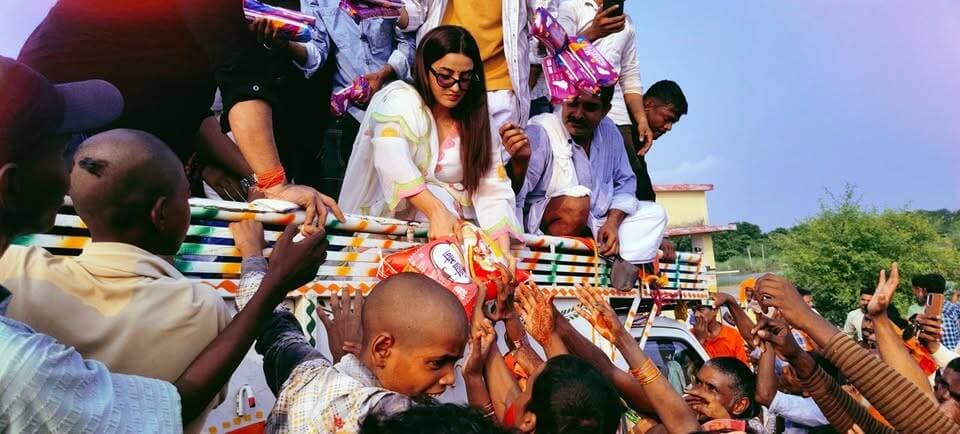 बिहार की बेटी हूं, इसी मिट्टी में पैदा हुई हूं। जिन लोगों ने मुझे बनाया, उन्हीं लोगों के बीच आई हूं।अक्षरा सिंह