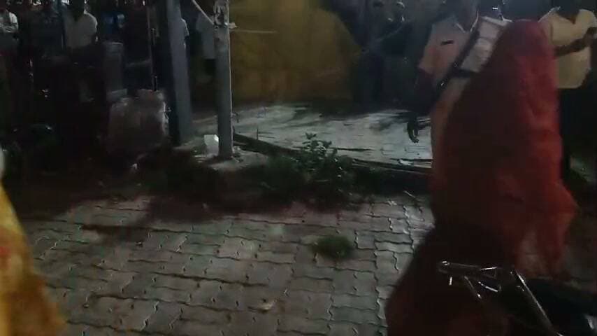 डेहरी के होटल में SDM की बड़ी कार्रवाई, चार महिलाओं समेत कई लोग मौके से धराये
रोहतास के डेहरी में अवैध गतिविधियों के खिलाफ प्रशासन ने बड़ी कार्रवाई की है। डेहरी एसडीएम के नेतृत्व में टीम ने शहर के अनिश होटल में छापेमारी की।
कार्रवाई के दौरान होटल से चार महिलाओं समेत कुछ पुरुषों को मौके पर पकड़ा गया। छापेमारी के दौरान होटल के कमरों से कई आपत्तिजनक सामान भी बरामद किए जाने की बात सामने आई है।
प्रशासन की इस कार्रवाई के बाद डेहरी शहर के कई होटल संचालकों में हड़कंप मच गया है। बताया जा रहा है कि प्रशासन अब ऐसे होटलों पर भी नजर रख रहा है, जहां संदिग्ध अथवा अवैध गतिविधियों की शिकायतें सामने आ रही हैं। फिलहाल प्रशासन की ओर से पकड़े गए लोगों और होटल संचालक के खिलाफ की जाने वाली आगे की कार्रवाई को लेकर जानकारी जुटाई जा रही है।