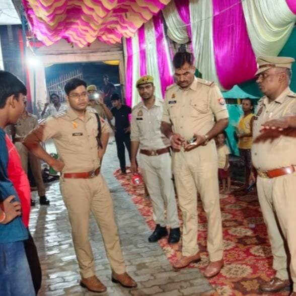 #Balrampur : सीओ #उतरौला ने पंडालों का लिया जायजा, सुरक्षा मानकों के कड़ाई से पालन के निर्देश...
#उतरौला (#बलरामपुर)। गणेश चतुर्थी के पावन पर्व पर पूजा पंडालों में श्रद्धालुओं की सुरक्षा सुनिश्चित करने के लिए पुलिस प्रशासन पूरी तरह मुस्तैद है। पुलिस अधीक्षक मार्तण्ड प्रकाश सिंह के निर्देशों के क्रम में क्षेत्राधिकारी उतरौला डॉ. जितेन्द्र कुमार ने थाना रेहरा बाजार क्षेत्र के विभिन्न पूजा पंडालों का स्थलीय निरीक्षण कर सुरक्षा व्यवस्था का जायजा लिया।
निरीक्षण के दौरान क्षेत्राधिकारी ने पूजा आयोजकों व व्यवस्थापकों के साथ बैठक कर सुरक्षा मानकों का कड़ाई से पालन करने के निर्देश दिए। उन्होंने कहा कि पंडालों में महिलाओं और बच्चों की भारी भीड़ को देखते हुए सीसीटीवी कैमरे अनिवार्य रूप से लगवाए जाएं। साथ ही, हर पंडाल में व्यवहारिक और व्यसनमुक्त (धूम्रपान न करने वाले) वॉलनटियर्स की नियुक्ति की जाए।
सुरक्षा हेतु जारी मुख्य निर्देश:
अग्निशमन व्यवस्था: आग से बचाव के लिए पंडालों में पानी और बालू से भरी बाल्टियों का पर्याप्त प्रबंध रखें।
विद्युत सुरक्षा: बिजली के तारों को खुला न छोड़ें, हैलोजन लाइटों को पंडाल के कपड़ों से सटाकर न लगाएं और विद्युत मानकों की जांच जरूर कराएं।
सतर्कता: पंडालों के आसपास किसी भी प्रकार की आतिशबाजी और धूम्रपान पर पूर्ण प्रतिबंध रहेगा।
निरीक्षण के दौरान रेहरा बाजार थाना प्रभारी अनिल दीक्षित सहित पुलिस बल के अन्य अधिकारी व कर्मचारी मौजूद रहे।
#balrampur #balrampurpolice #BalrampurPolice #Utraula