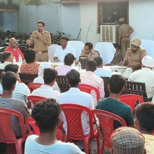 #बलरामपुर ! आगामी त्योहारों को लेकर पीस कमेटी की बैठक, सामाजिक सौहार्द बनाए रखने की अपील...
#बलरामपुर। आगामी त्योहारों को शांतिपूर्ण, सौहार्दपूर्ण एवं सकुशल संपन्न कराने के उद्देश्य से मंगलवार को थाना कोतवाली नगर परिसर में पीस कमेटी की बैठक आयोजित की गई। पुलिस अधीक्षक मार्तण्ड प्रकाश सिंह के निर्देशन में आयोजित इस बैठक की अध्यक्षता उपजिलाधिकारी सदर और क्षेत्राधिकारी नगर अभिषेक सिंह ने संयुक्त रूप से की।
बैठक के दौरान नगर क्षेत्र के संभ्रांत नागरिकों, धर्मगुरुओं और पीस कमेटी के सदस्यों के साथ सीधा संवाद स्थापित किया गया। अधिकारियों ने सभी से त्योहारों के दौरान आपसी भाईचारा और सामाजिक सौहार्द बनाए रखने की अपील की। साथ ही स्पष्ट निर्देश दिए कि किसी भी तरह की अफवाह पर ध्यान न दें और न ही सोशल मीडिया या अन्य माध्यमों से अफवाहों को प्रसारित करें।
क्षेत्राधिकारी नगर एवं उपजिलाधिकारी सदर ने उच्चाधिकारियों द्वारा जारी दिशा-निर्देशों से सभी को अवगत कराया और निर्धारित नियमों का पालन करने का आग्रह किया। अधिकारियों ने नागरिकों से अपील की कि वे पुलिस-प्रशासन का सहयोग करें तथा किसी भी प्रकार की संदिग्ध गतिविधि या समस्या की सूचना तत्काल पुलिस को दें।
इस अवसर पर प्रभारी निरीक्षक कोतवाली नगर संतोष मिश्रा समेत पुलिस-प्रशासन के अन्य अधिकारी व कर्मचारी उपस्थित रहे।
#balrampur #balrampurpolice #BalrampurPolice