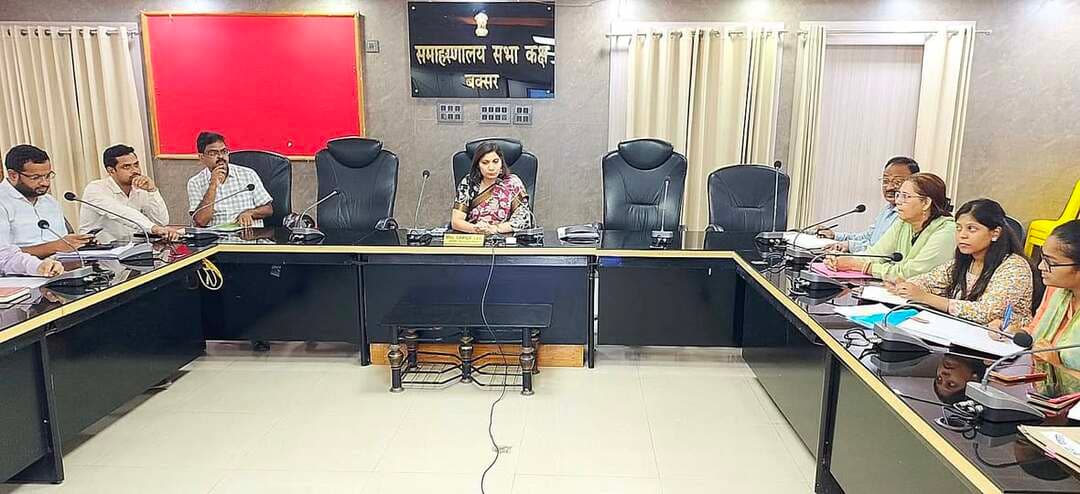 समाहरणालय, बक्सर
(जिला जन संपर्क कार्यालय)
प्रेस विज्ञप्ति:- दिनांक 15 सितम्बर 2026
जिला पदाधिकारी श्रीमती साहिला की अध्यक्षता में 'सेवा संकल्प अभियान' के सफल क्रियान्वयन हेतु समीक्षा बैठक आयोजित
आगामी 17 सितम्बर से 17 अक्टूबर 2026 तक आयोजित होने वाले 'सेवा संकल्प अभियान' के सफल, प्रभावी और गुणवत्तापूर्ण क्रियान्वयन को लेकर आज दिनांक 15 सितम्बर 2026 को जिला पदाधिकारी बक्सर, श्रीमती साहिला की अध्यक्षता में समीक्षा बैठक समाहरणालय परिसर स्थित सभाकक्ष में की गई।
बैठक में अभियान के सभी 13 मुख्य घटकों और विभागवार तैयारियों की विस्तृत रूप रेखा तय की गई ताकि समाज के अंतिम पायदान पर खड़े व्यक्ति तक सरकारी योजनाओं का सीधा लाभ पहुँचाया जा सके।
जिला पदाधिकारी ने कहा कि 'सेवा संकल्प अभियान' आमजन की सेवा और राष्ट्र निर्माण के संकल्प को धरातल पर उतारने का एक महा-अभियान है। उन्होंने स्पष्ट निर्देश दिया कि इस अभियान के दौरान आयोजित होने वाले शिविरों में विभिन्न विभागों से जुड़े जन-शिकायतों और आवेदनों का निर्धारित समय सीमा के भीतर शत-प्रतिशत और गुणवत्तापूर्ण निष्पादन सुनिश्चित किया जाए। इसमें किसी भी प्रकार की लापरवाही बर्दाश्त नहीं की जाएगी।
जिला पदाधिकारी द्वारा अवगत कराया गया कि 17 सितंबर 2026 को सेवा संकल्प अभियान अंतर्गत आशीर्वाद का दीया कार्यक्रम से होगी। जिसके तहत बक्सर जिले के प्रत्येक घर से कम से कम 10 प्रमुख एवं प्रतीकात्मक सार्वजनिक स्थलों पर सामूहिक दीप प्रज्ज्वलन हेतु संबंधित विभागों को जीविका से समन्वय स्थापित कर कार्यक्रम को सफल बनाने का निर्देश दिया गया।
17 सितंबर से 7 अक्टूबर के बीच सरकारी एवं निजी स्कूलों में सेवा चित्र के अंतर्गत विकसित भारत संकल्प विषय पर चित्रकला एवं भाषण प्रतियोगिता आयोजित की जाएगी। जिसके साथ ही अभिभावक शिक्षक बैठक का भी आयोजन किया जाएगा।
जिला पदाधिकारी ने सभी जिला स्तरीय पदाधिकारियों, प्रखंड विकास पदाधिकारियों, अंचलाधिकारियों एवं नगर निकाय के प्रतिनिधियों को आपस में समन्वय स्थापित कर माइक्रो-प्लानिंग के तहत कार्य करने का निर्देश दिया।
जिला जन संपर्क कार्यालय
बक्सर।
@top fans Information & Public Relations Department, Government of Bihar Buxar Administration CMO Bihar Buxar Police Samrat Choudhary जिला प्रशासन बक्सर #IPRDBihar #buxarcity #buxarjila #BuxarNews #bihar #buxar