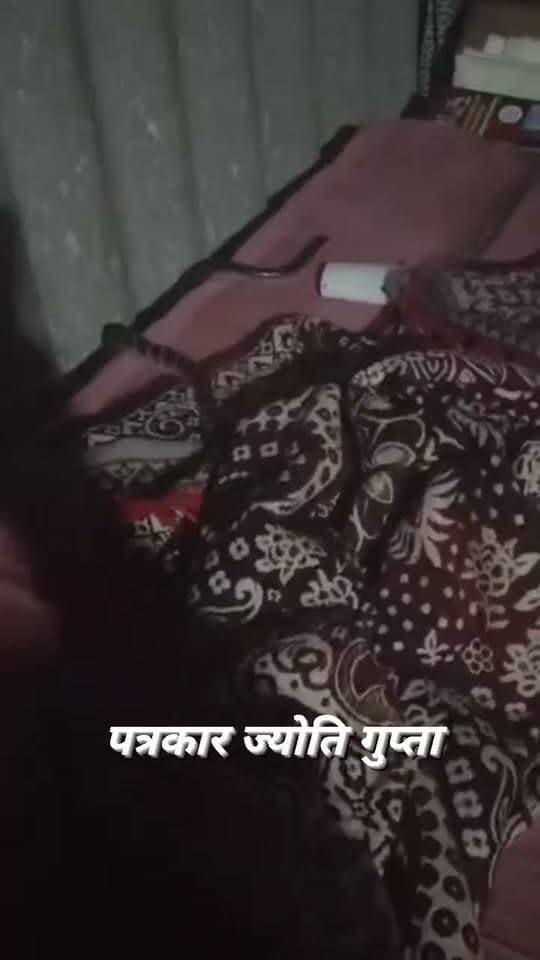 खखरेरू में आधी रात बड़ा हादसा, सोते समय पिता-पुत्र को जहरीले सांप ने डसा
फतेहपुर। जिले के खखरेरू कस्बे में एक दर्दनाक घटना सामने आई है, जहां रात में सो रहे पिता और उनके मासूम बेटे को जहरीले सांप ने डस लिया। घटना के बाद परिवार में अफरा-तफरी मच गई। दोनों को तत्काल जिला अस्पताल ले जाया गया, जहां प्राथमिक उपचार के बाद मेडिकल कॉलेज रेफर कर दिया गया। बेटे की हालत गंभीर होने पर उसे आईसीयू में भर्ती कराया गया है।
जानकारी के अनुसार नगर पंचायत खखरेरू के रामनगर वार्ड नंबर-12 निवासी सुनील कुमार तिवारी (35) अपने लगभग 10 वर्षीय पुत्र अंकुश तिवारी के साथ सोमवार रात एक ही बिस्तर पर सो रहे थे। रात करीब तीन बजे अचानक छत से एक जहरीला सांप उनके बिस्तर पर गिर पड़ा। बताया जा रहा है कि सांप ने पहले अंकुश के हाथ पर डसा और उसके बाद सुनील कुमार को भी काट लिया। घटना के बाद सांप बिस्तर में ही छिप गया।
परिजनों ने शोर सुनते ही दोनों को तत्काल निजी वाहन से जिला अस्पताल फतेहपुर पहुंचाया। चिकित्सकों ने प्राथमिक उपचार के बाद दोनों की गंभीरता को देखते हुए मेडिकल कॉलेज रेफर कर दिया। अस्पताल सूत्रों के अनुसार सुनील कुमार की हालत फिलहाल स्थिर बताई जा रही है, जबकि अंकुश की स्थिति गंभीर होने के कारण उसे आईसीयू में भर्ती कर उपचार किया जा रहा है।