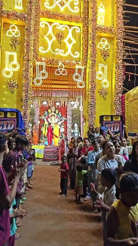 वैनी पूसारोड बाजार में गणेश पूजा के उपलक्ष में बनारस से आए पुजारी के द्वारा भव्य गणेश आरती का आयोजन