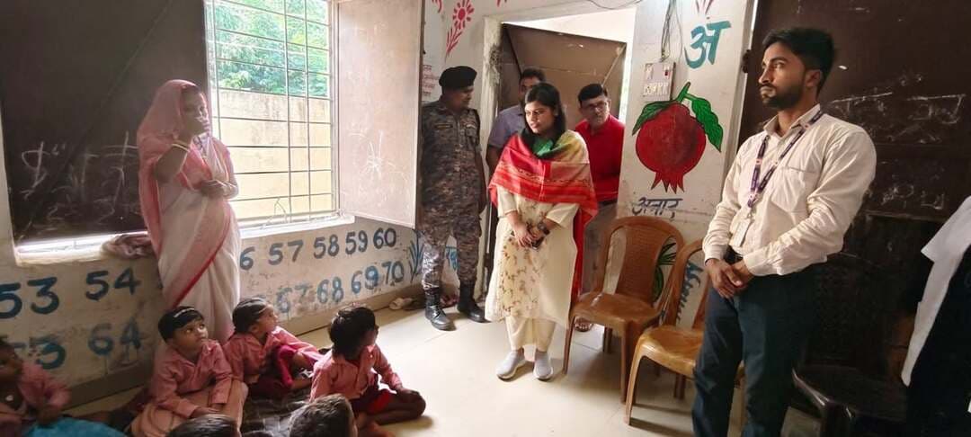 🚨 शिवहर जिला प्रशासन का कड़ा कदम! नौनिहालों के स्वास्थ्य से कोई समझौता नहीं। 👶🍎
आज जिलाधिकारी और पुलिस अधीक्षक महोदय ने सुगिया कटसरी पंचायत के रघुनाथपुर स्थित आंगनबाड़ी केंद्र (संख्या-133) का संयुक्त रूप से औचक निरीक्षण कर जमीनी हकीकत परखी।
निरीक्षण की मुख्य बातें:
👦 बच्चों से संवाद: डीएम साहिबा ने बच्चों से बात कर उन्हें मिलने वाले भोजन, मीनू और गुणवत्ता की जानकारी ली।
⚖️ स्वास्थ्य की जांच: बच्चों के सही शारीरिक विकास और पोषण स्तर को परखने के लिए मौके पर ही उनका वजन कराया गया।
⚠️ सख्त निर्देश: केंद्र की सेविका (खुशबू कुमारी) और सहायिका को साफ-सफाई, सही पोषाहार और बच्चों की नियमित उपस्थिति सुनिश्चित करने के कड़े निर्देश दिए गए।
प्रशासन का स्पष्ट संदेश: बच्चों के स्वास्थ्य, पोषण और उनके विकास से जुड़ी योजनाओं में किसी भी प्रकार की लापरवाही बर्दाश्त नहीं की जाएगी। शिवहर को 'कुपोषण मुक्त' बनाना हमारी सर्वोच्च प्राथमिकता है और ऐसे औचक निरीक्षण आगे भी जारी रहेंगे! 💪
#Sheohar #SheoharAdministration #Anganwadi #ChildHealth #MalnutritionFreeSheohar #BiharNews #DMSheohar #SPSheohar