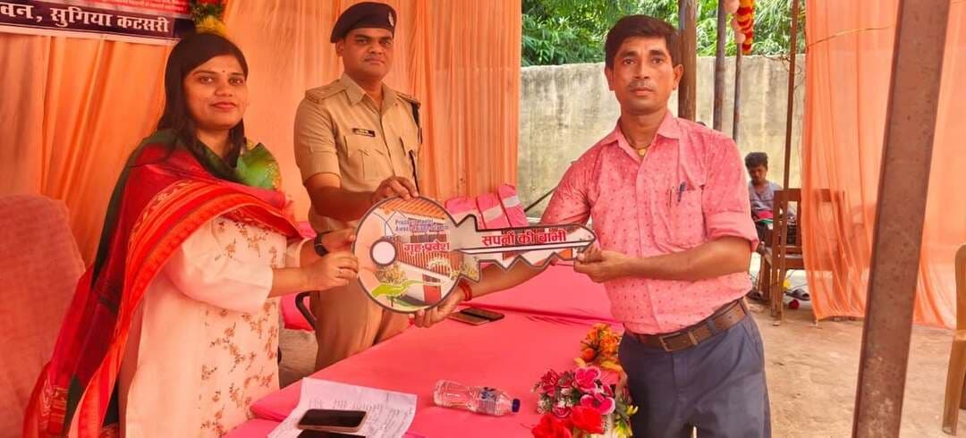 📢 सुगिया कटसरी में जिला प्रशासन का 'सहयोग शिविर' सफलतापूर्वक संपन्न!
आम जनमानस की समस्याओं के त्वरित समाधान और सरकारी योजनाओं का लाभ सीधे उनके दरवाजे तक पहुँचाने के लिए आज शिवहर प्रखंड के सुगिया कटसरी पंचायत भवन में 'सहयोग शिविर' का आयोजन किया गया। शिविर में डीएम और एसपी महोदय ने विशेष रूप से शिरकत कर जनता की समस्याओं को सुना।
शिविर की मुख्य झलकियां:
त्वरित समाधान: अधिकारियों की तत्परता से प्राप्त कुल 48 आवेदनों में से 47 मामलों का ऑन-द-स्पॉट निष्पादन कर दिया गया! 📝✅
पीएम आवास योजना: 6 महिला लाभुकों (साबरा खातुन, कैशर जहाँ, तंजिला खातुन व अन्य) को उनके पक्के मकान की 'प्रतीकात्मक चाबी' सौंपी गई। 🔑🏡
जन्म प्रमाण-पत्र: 8 बच्चों के जन्म प्रमाण-पत्र निर्गत कर उनके परिजनों को सौंपे गए। 📜👶
इस अवसर पर OSD, DPRO और BDO सहित कई अन्य पदाधिकारी भी मौजूद रहे। सुदूर ग्रामीण इलाकों के लोगों को सरकारी दफ्तरों का चक्कर न लगाना पड़े, इसके लिए शिवहर जिला प्रशासन आगे भी ऐसे शिविरों का आयोजन करने के लिए कटिबद्ध है! 🤝
📍 स्थान: सुगिया कटसरी पंचायत भवन, शिवहर
📅 दिनांक: 15.09.2026
#Sheohar #SheoharAdministration #SahyogShivir #PMAwasYojana #GoodGovernance #PublicService #Bihar #DMSheohar #CitizenServices