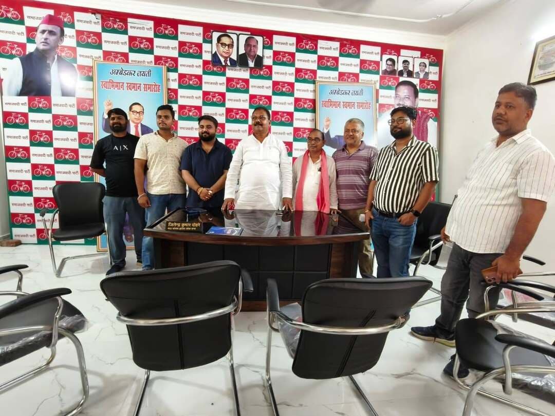 🚆 औरैया जिले के शिव भक्तों के लिए बड़ी खुशखबरी! 🚩
बाबा महाकाल की नगरी उज्जैन के दर्शन अब और भी आसान होने जा रहे हैं। सोशल मीडिया पर रेलवे का एक पत्र तेजी से वायरल हो रहा है, जिसमें सूबेदारगंज–इंदौर–सूबेदारगंज ट्रेन के फफूंद रेलवे स्टेशन पर ठहराव की जानकारी सामने आई है।
📌 02 अक्टूबर से इस ट्रेन में फफूंद रेलवे स्टेशन से आरक्षण भी शुरू होने की जानकारी सामने आ रही है।
⚠️ सावधानी: सोशल मीडिया पर वायरल पत्र और आरक्षण संबंधी जानकारी के बावजूद रेलवे की ओर से अभी तक कोई आधिकारिक पुष्टि/सूचना सामने नहीं आई है। यात्रियों से अनुरोध है कि यात्रा की योजना बनाने से पहले रेलवे की आधिकारिक सूचना एवं ट्रेन के अधिकृत शेड्यूल की पुष्टि अवश्य कर लें।
🙏 ट्रेन के ठहराव के लिए फफूंद रेलवे स्टेशन संघर्ष समिति और माननीय सांसद जितेंद्र दोहरे के प्रयासों की सराहना की जा रही है।
संघर्ष समिति ने इस ट्रेन के ठहराव की मांग को लेकर माननीय सांसद जितेंद्र दोहरे को पत्र सौंपा था। माननीय सांसद ने रेल मंत्री अश्विनी वैष्णव से फफूंद रेलवे स्टेशन पर ट्रेन के ठहराव की मांग रखी थी।
संघर्ष समिति और माननीय सांसद के लगातार प्रयासों, फॉलोअप और पैरवी के बाद ठहराव की जानकारी सामने आने से क्षेत्र में खुशी की लहर है। 🎉
इस ठहराव से औरैया जनपद सहित आसपास के हजारों शिव भक्तों को उज्जैन महाकाल, इंदौर एवं मध्य प्रदेश की यात्रा में बड़ी सुविधा मिलेगी।
🌹 फफूंद रेलवे स्टेशन संघर्ष समिति एवं माननीय सांसद जितेंद्र दोहरे के लगातार प्रयासों के लिए हार्दिक आभार।
🚩 हर हर महादेव! 🙏