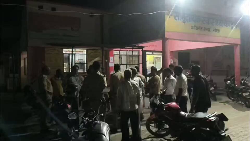 गोंडा के कर्नलगंज थाना क्षेत्र स्थित कुंवरपुर अमरहा डीहा गांव के पास मंगलवार रात करीब 9 बजे गोंडा-लखनऊ रेल मार्ग पार करते समय एक 35 वर्षीय युवक की अज्ञात ट्रेन की चपेट में आने से मौत हो गई। मृतक की शिनाख्त विजय कुमार पुत्र राम केवल कनौजिया के रूप में हुई है। हादसे के बाद लहूलुहान हालत में परिजन उसे सीएचसी कर्नलगंज ले गए, जहां डॉक्टरों ने उसे मृत घोषित कर दिया। सूचना पर पहुंची पुलिस ने शव का पंचनामा कर पोस्टमार्टम के लिए जिला मुख्यालय भेज दिया है और आगे की विधिक कार्रवाई कर रही है। इस दर्दनाक घटना से मृतक के परिवार में कोहराम मचा हुआ है और गांव में शोक की लहर है।
#Gonda #TrainAccident #Colonelganj #GondaPolice #bharatsamachargonda