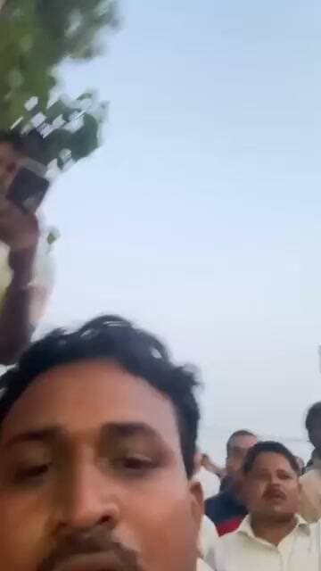 🚨 बलरामपुर में CM योगी से जुड़ा आपत्तिजनक AI वीडियो शेयर करने पर केस!
पूर्व विधायक सहित कई सपा नेता व कार्यकर्ता पहुंचे थे कोतवाली।
बलरामपुर में मुख्यमंत्री योगी आदित्यनाथ से संबंधित AI जनरेटेड आपत्तिजनक वीडियो सोशल मीडिया पर प्रसारित करने के मामले में पुलिस ने कार्रवाई की है।
पुलिस के मुताबिक, थाना कोतवाली देहात क्षेत्र में साधु पासवान नाम के फेसबुक अकाउंट से मुख्यमंत्री से संबंधित आपत्तिजनक वीडियो शेयर किया गया था। मामला संज्ञान में आने के बाद पुलिस ने सुसंगत धाराओं में मुकदमा दर्ज कर जांच शुरू कर दी है।
बताया जा रहा है कि पुलिस ने मामले में सपा के पूर्व विधायक जगराम पासवान के भाई साधु पासवान को हिरासत में लिया है।
AI से तैयार आपत्तिजनक सामग्री सोशल मीडिया पर साझा करना पड़ा भारी।
अब पुलिस पूरे मामले की जांच कर रही है कि वीडियो किसने तैयार किया और इसे सोशल मीडिया पर किस उद्देश्य से प्रसारित किया गया।
#Balrampur #BalrampurPolice #CMYogi #YogiAdityanath #AIVideo #SocialMedia #UPNews #BreakingNews #PoliceAction