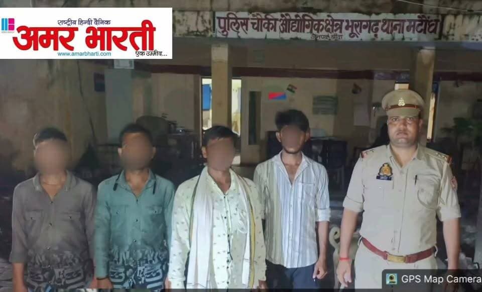 बाँदा :-एक कॉल, त्वरित कार्यवाही “ऑपरेशन मुस्कान” के तहत डायल यूपी–112 व थाना मटौंध की संयुक्त पुलिस टीम द्वारा परिजनों से नाराज होकर आत्महत्या का प्रयास करने जा रहे युवक की जान बचाकर परिजनों की लौटाई मुस्कान ।*
*विवरण-* *"एक कॉल, त्वरित कार्यवाही और बच गई एक जिन्दगी"* पुलिस अधीक्षक बांदा पलाश बंसल के निर्देशन में *"ऑपरेशन मुस्कान"* के तहत डायल यूपी-112 व थाना मटौंध की संयुक्त पुलिस टीम द्वारा परिजनों से नाराज होकर आत्महत्या का प्रयास करने जा रहे युवक की जान बचाई गई । गौरतलब हो कि थाना तिंदवारी क्षेत्र के ग्राम अस्करन के रहने वाले एक व्यक्ति ने दिनांक 15.09.2026 को देर रात्रि डायल यूपी-112 पर सूचना दी कि उनका लड़का घरवालों से नाराज होकर मोटरसाइकिल लेकर घर से चला गया था फोन से बात करने पर उसने बताया कि वह आत्महत्या करने के उद्देश्य से केन नदी पुल पर खड़ा है । सूचना पर तत्काल चौकी प्रभारी भूरागढ़ श्री अरविंद कुमार द्वारा थाना व डायल यूपी-112 की संयुक्त पुलिस टीम के साथ केन नदी बाईपास पुल पर पहुंचकर तत्परता के साथ मौके पर पहुंचकर धैर्य व संवेदनशीलता के साथ सहानुभूतिपूर्वक बातचीत कर युवक को मोटरसाइकिल के साथ सुरक्षित स्थान पर लाकर समझाया-बुझाया गया । पूछताछ में युवक द्वार बताया गया कि वह अपने घरवालो से नाराज होकर आवेश में आकर केन नदी पुल पर आत्महत्या के उदेश्य से आया था तत्पश्चात पुलिस टीम द्वारा युवक को सकुशल चौकी भूरागढ़ लाया गया तथा परिजनों को सूचित कर चौकी बुलाकर युवक को सकुशल सुपुर्द कर दिया गया । पुलिस द्वारा युवक को संवेदनशीलता के साथ जीवन के महत्व एवं पारिवारिक दायित्वों के संबंध में समझाते हुए भविष्य में इस प्रकार का कदम न उठाने तथा अपने परिवार के साथ शांतिपूर्वक रहने हेतु समझाया-बुझाया गया। साथ ही, परिजनों को भी युवक के साथ सहानुभूतिपूर्वक व्यवहार करने, उसकी बातों को धैर्यपूर्वक सुनने तथा आपसी संवाद के माध्यम से समस्याओं का समाधान करने हेतु बताया गया । साथ ही, किसी भी प्रकार की परेशानी अथवा सहायता की आवश्यकता होने पर तत्काल नजदीकी थाना/चौकी अथवा डायल-112 पर तत्काल सूचना देने की हिदायत दी गई । पुलिस टीम की त्वरित कार्यवाही, धैर्य एवं संवेदनशीलता से युवक के सकुशल बचाने पर परिजनों द्वारा पुलिस टीम का आभार व्यक्त करते हुए ह्रदय से धन्यवाद दिया गया ।
*टीम का विवरण-*
1. अरविन्द कुमार चौकी प्रभारी भूरागढ़
2. का0 अनुज यादव चौकी भूरागढ़
3. का0 टिंकू मौर्या चौकी भूरागढ़
4. कां0 नागेन्द्र सिंह डायल यूपी-112
5. कां0 गौतम प्रसाद डायल यूपी-112
6. कां0 चालक महेन्द्र सिंह डायल यूपी-112
7. हो0गा0 घनश्याम तिवारी डायल यूपी-112