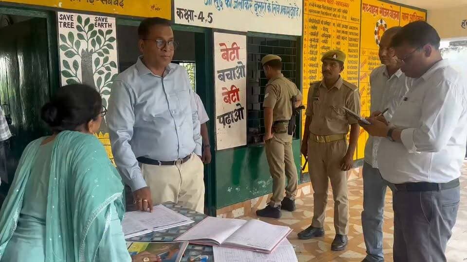 जिलाधिकारी ने प्राथमिक विद्यालय बेहटा का औचक निरीक्षण कर व्यवस्थाओं का लिया जायजा
जिलाधिकारी ने मिड-डे मील की गुणवत्ता, शिक्षकों की उपस्थिति एवं शैक्षिक गुणवत्ता देखी
शाहजहांपुर।जिलाधिकारी धर्मेन्द्र प्रताप सिंह ने विकास खण्ड ददरौल के अंतर्गत प्राथमिक विद्यालय बेहटा का औचक निरीक्षण किया। निरीक्षण के दौरान जिलाधिकारी ने विद्यालय में उपलब्ध मूलभूत सुविधाओं, साफसफाई की व्यवस्था, मिड-डे मील की गुणवत्ता, शिक्षकों की उपस्थिति तथा विद्यार्थियों की शैक्षिक गुणवत्ता का जायजा लिया।
जिलाधिकारी ने सर्वप्रथम विद्यालय परिसर एवं कक्षाओं में साफ सफाई की व्यवस्था का निरीक्षण किया। उन्होंने विद्यालय परिसर को स्वच्छ एवं व्यवस्थित रखने के निर्देश दिए। उन्होंने कहा कि विद्यालय का वातावरण बच्चों के लिए स्वच्छ, सुरक्षित एवं शिक्षण के अनुकूल होना चाहिए। विद्यालय में पेयजल, शौचालय सहित अन्य मूलभूत सुविधाओं की भी जानकारी ली तथा आवश्यक व्यवस्थाएं सुनिश्चित करने के निर्देश दिए।
इसके उपरांत जिलाधिकारी ने विद्यालय में मिड-डे मील की गुणवत्ता की जांच की। उन्होंने भोजन की गुणवत्ता, साफ-सफाई तथा बच्चों को निर्धारित मानकों के अनुरूप भोजन उपलब्ध कराए जाने के संबंध में जानकारी ली। जिलाधिकारी ने निर्देश दिए कि बच्चों को पौष्टिक एवं गुणवत्तापूर्ण भोजन उपलब्ध कराया जाए तथा भोजन तैयार करते समय स्वच्छता का विशेष ध्यान रखा जाए।
निरीक्षण के दौरान जिलाधिकारी ने विद्यालय में शिक्षकों एवं अन्य स्टाफ की उपस्थिति की भी जांच की। उन्होंने शिक्षकों को समय से विद्यालय पहुंचने तथा पूरी जिम्मेदारी एवं मनोयोग के साथ बच्चों को शिक्षित करने के निर्देश दिए। विद्यालय में अनुपस्थित पाए गए शिक्षकों की छुट्टी स्वीकृत होने अथवा न होने तथा उनकी अनुपस्थिति की वैधता की जांच कर आवश्यक कार्रवाई के संबंध में जिलाधिकारी ने बेसिक शिक्षा अधिकारी को निर्देश दिए। उन्होंने कहा कि प्राथमिक शिक्षा बच्चों के शैक्षिक एवं मानसिक विकास की नींव है, इसलिए शिक्षकों का दायित्व है कि प्रत्येक बच्चे पर व्यक्तिगत ध्यान देते हुए उसकी सीखने की क्षमता के अनुरूप शिक्षण कराया जाए।
जिलाधिकारी ने कक्षा में पहुंचकर विद्यार्थियों से संवाद किया और उनकी शैक्षिक प्रगति एवं पढ़ाई के स्तर को जांच की। उन्होंने बच्चों से विभिन्न प्रश्न पूछे तथा छात्रा से पहाड़े सुने। बच्चों द्वारा दिए गए उत्तरों के आधार पर उन्होंने शिक्षण की गुणवत्ता का जायजा लिया और शिक्षकों को बच्चों की बुनियादी शैक्षिक दक्षताओं को मजबूत करने के निर्देश दिए।
जिलाधिकारी ने कहा कि कक्षा में बच्चों की सीखने की क्षमता अलग-अलग हो सकती है। ऐसे में पढ़ाई में तेज बच्चों का समूह बनाकर उन्हें अन्य बच्चों के साथ पढ़ाई एवं अभ्यास कराया जाए, ताकि बच्चों में आपसी सहयोग की भावना विकसित होने के साथ साथ कमजोर विद्यार्थियों की शैक्षिक स्थिति में भी सुधार हो। उन्होंने शिक्षकों को निर्देशित किया कि बच्चों को केवल पाठ्यक्रम पूरा कराने तक सीमित न रखते हुए उनकी समझ, तार्किक क्षमता और व्यवहारिक ज्ञान को विकसित करने पर भी विशेष ध्यान दिया जाए।
उन्होंने विद्यालय के शिक्षकों से कहा कि बच्चों की उपस्थिति नियमित कराने के साथ साथ अभिभावकों से भी निरंतर संपर्क रखा जाए। जिन बच्चों का शैक्षिक स्तर अपेक्षाकृत कमजोर है, उनके लिए अतिरिक्त प्रयास करते हुए उनकी प्रगति की नियमित समीक्षा की जाए।
जिलाधिकारी ने स्पष्ट निर्देश दिए कि विद्यालयों में शिक्षण कार्य में किसी प्रकार की लापरवाही स्वीकार नहीं की जाएगी। उन्होंने शिक्षकों से अपेक्षा की कि वे विद्यालय में उपलब्ध संसाधनों का बेहतर उपयोग करते हुए बच्चों को गुणवत्तापूर्ण शिक्षा प्रदान करें।
निरीक्षण के दौरान जिलाधिकारी ने विद्यालय की व्यवस्थाओं को और बेहतर बनाने के लिए संबंधित अधिकारियों एवं शिक्षकों को आवश्यक दिशा निर्देश दिए तथा निर्देशित किया कि शासन की मंशा के अनुरूप विद्यालयों में गुणवत्तापूर्ण शिक्षा, स्वच्छ वातावरण एवं बच्चों के लिए सभी आवश्यक सुविधाएं सुनिश्चित की जाएं।