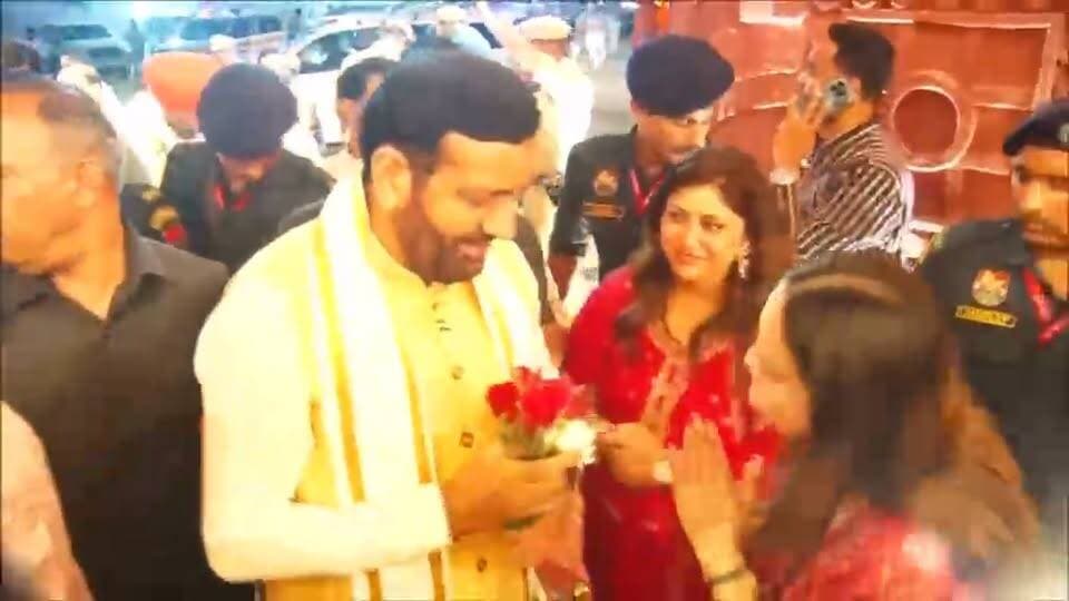 मुख्यमंत्री नायब सिंह सैनी फरीदाबाद में आयोजित भव्य गणेश महोत्सव में हुए शामिल
कैबिनेट मंत्री विपुल गोयल ने मुख्यमंत्री का किया स्वागत
मुख्यमंत्री ने भगवान गणेश को नमन कर प्रदेश और प्रदेशवासियों के सुख समृद्धि की कामना की
इस भव्य और दिव्य कार्यक्रम में आप सबके बीच आने का मिला अवसर मेरे लिए सौभाग्य की बात- मुख्यमंत्री
भगवान गणेश सिर्फ विघ्नहर्ता नहीं बल्कि जीने की कला भी सिखाते हैं- मुख्यमंत्री