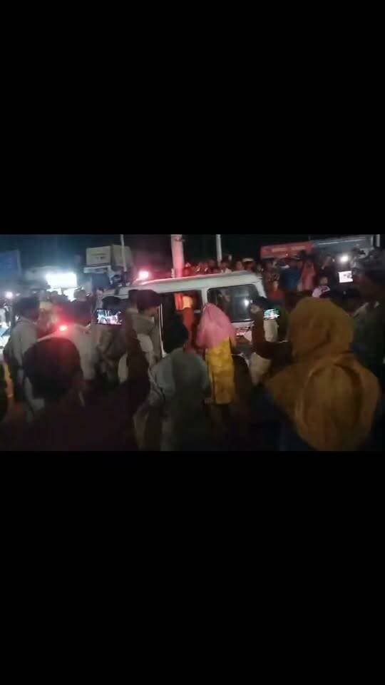 डेहरी के होटल में चल रहा था देह व्यापार, सूचना पर पुलिस छापेमारी, 4 महिलाओं समेत कई पकड़े गए
डेहरी। रोहतास के डेहरी में देह व्यापार की सूचना पर मंगलवार को प्रशासन और पुलिस की टीम ने एक होटल में छापेमारी की। डेहरी एसडीएम निलेश कुमार के नेतृत्व में टीम ने शहर स्थित अनिश होटल में अचानक कार्रवाई की।
छापेमारी के दौरान होटल से चार महिलाओं समेत कई लोगों को पकड़ा गया। टीम ने होटल के कमरों की तलाशी लेते हुए कई आपत्तिजनक सामान बरामद किए जाने की बात कही जा रही है। कार्रवाई की सूचना मिलते ही होटल संचालकों और आसपास के लोगों में हड़कंप मच गया।
बताया गया कि प्रशासन को होटल में संदिग्ध गतिविधियां संचालित होने की सूचना मिली थी। इसके बाद टीम ने मौके पर पहुंचकर जांच शुरू की। पकड़े गए लोगों से पूछताछ की जा रही है, जबकि होटल संचालक से भी आवश्यक जानकारी ली जा रही है।
प्रशासन की ओर से मामले की जांच के बाद आगे की कानूनी कार्रवाई की जाएगी। अधिकारियों ने होटल में आने-जाने वाले लोगों और संचालित गतिविधियों की भी जानकारी जुटाई है। फिलहाल पूरे मामले में प्रशासन की जांच जारी है।