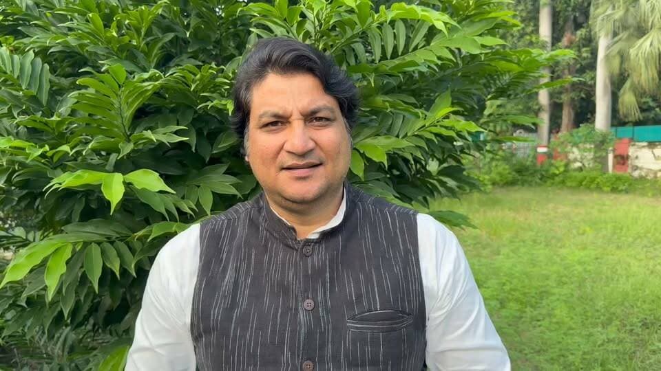 ब्रेकिंग—देवरिया
➡️ वार्ड में पोखरी नहीं,54 लाख का प्रस्ताव और लाखों का टेंडर!
➡️ BJP विधायक सुरेंद्र चौरसिया के प्रस्ताव पर उठे सवाल
➡️ 07 जून 2024 को पोखरी और छठ घाट के लिए भेजा था प्रस्ताव
➡️ 2025 में शासन से धन की जारी, नगर पंचायत ने कराया टेंडर
➡️ EO और नगर पंचायत अध्यक्ष की भूमिका पर सवाल
➡️ जब पोखरी है ही नहीं तो टेंडर किस पोखरी का हुआ?
➡️ सपा प्रवक्ता मनीष सिंह ने विधायक पर लगाए गंभीर आरोप,
➡️ भ्रष्टाचार और कमीशन खोरी का लगाया गंभीर आरोप वीडियो किया वायरल
➡️ DM मधुसूदन हुल्गी ने मामले में बनायी जांच कमेटी
➡️ सभासद और वार्डवासी भी पूछ रहे—आखिर पोखरी है कहां?
➡️ जिम्मेदारों ने मामले में साधी चुप्पी
➡️ रामपुर कारखाना नगर पंचायत के वार्ड नंबर-01 का मामला