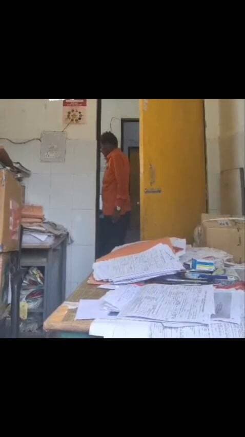 सांडी सीएचसी में स्वास्थ्य कर्मचारियों पर ₹100 मांगने का आरोप, वीडियो वायरल
हरदोई। सांडी सामुदायिक स्वास्थ्य केंद्र (सीएचसी) में स्वास्थ्य कर्मचारियों द्वारा मरीजों से कथित तौर पर ₹100 मांगने का मामला सामने आया है। घटना से जुड़ा एक वीडियो सोशल मीडिया पर वायरल होने के बाद स्वास्थ्य विभाग में हड़कंप मच गया है।
वायरल वीडियो में स्वास्थ्य केंद्र पर मौजूद कर्मचारियों पर रुपये मांगने के आरोप लगाए जा रहे हैं। हालांकि, वीडियो में लगाए गए आरोपों की स्वतंत्र रूप से पुष्टि नहीं हो सकी है।
मामले को लेकर लोगों ने स्वास्थ्य विभाग के अधिकारियों से जांच कराकर आरोप सही पाए जाने पर संबंधित कर्मचारियों के खिलाफ कार्रवाई की मांग की है। अब देखना होगा कि विभाग वायरल वीडियो और लगाए गए आरोपों की जांच के बाद क्या कार्रवाई करता है।
#हरदोई #सांडी #सांडीसीएचसी #स्वास्थ्यविभाग #वायरलवीडियो #हरदोईन्यूज़