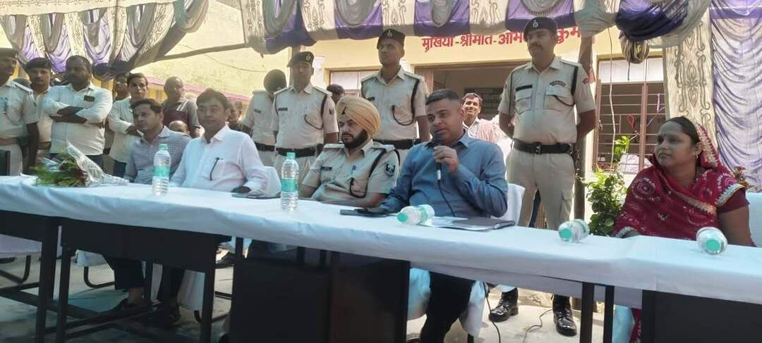 समाहरणालय, मधेपुरा
जिला जनसंपर्क कार्यालय
प्रेस विज्ञप्ति
दिनांक : 15 सितंबर, 2026
‘ *सबका सम्मान, जीवन आसान’ की भावना के साथ पंचायत स्तर पर जनसमस्याओं के समाधान की पहल*
*तीसरे मंगलवार को जिले की सभी पंचायतों में आयोजित हुआ सहयोग शिविर, महेशुआ में डीएम एवं एसपी ने ग्रामीणों से किया सीधा संवाद*
मधेपुरा। आमजन को सरकारी सेवाओं एवं योजनाओं का सहज लाभ उपलब्ध कराने तथा उनकी समस्याओं का स्थानीय स्तर पर त्वरित एवं समयबद्ध समाधान सुनिश्चित करने के उद्देश्य से आज दिनांक 15 सितंबर 2026, मंगलवार को जिले की सभी ग्राम पंचायतों में सहयोग शिविर का आयोजन किया गया। ‘सबका सम्मान, जीवन आसान’ की भावना के साथ आयोजित इन शिविरों के माध्यम से पंचायत स्तर पर ही एक स्थान पर ग्रामीणों की विभिन्न समस्याओं को सुनने, संबंधित विभागों से समन्वय स्थापित करने तथा उनके समाधान की दिशा में आवश्यक कार्रवाई सुनिश्चित करने की पहल की जा रही है।
इसी क्रम में प्रखंड मधेपुरा अंतर्गत ग्राम पंचायत महेशुआ के पंचायत सरकार भवन में आयोजित सहयोग शिविर में जिलाधिकारी, मधेपुरा श्री अभिषेक रंजन एवं पुलिस अधीक्षक, मधेपुरा डॉ. संदीप सिंह ने स्वयं भाग लिया। दोनों पदाधिकारियों ने ग्रामीणों से सीधे संवाद करते हुए उनकी समस्याओं, शिकायतों एवं सुझावों को गंभीरतापूर्वक सुना तथा संबंधित पदाधिकारियों को आवश्यक दिशा-निर्देश दिए।
शिविर में ग्रामीणों द्वारा बिजली, पानी, सड़क, शिक्षा, स्वास्थ्य सहित अन्य मूलभूत सुविधाओं से संबंधित समस्याएं एवं शिकायतें रखी गईं। साथ ही विभिन्न सरकारी योजनाओं का लाभ प्राप्त करने में आ रही कठिनाइयों, लंबित मामलों तथा अन्य जनहित से जुड़े विषयों पर भी ग्रामीणों ने अपनी बातें रखीं। जिलाधिकारी एवं पुलिस अधीक्षक द्वारा संबंधित पदाधिकारियों को प्राप्त शिकायतों का त्वरित, गुणवत्तापूर्ण एवं समयबद्ध निष्पादन सुनिश्चित करने का निर्देश दिया गया।
जिलाधिकारी ने कहा कि सहयोग शिविर का मूल उद्देश्य प्रशासन को पंचायत स्तर तक पहुंचाकर आमजन की समस्याओं का समाधान उनके निकट ही सुनिश्चित करना है। ऐसे शिविरों से ग्रामीणों को अपनी समस्याओं के लिए अनावश्यक रूप से जिला या प्रखंड मुख्यालय का चक्कर लगाने की आवश्यकता कम होगी तथा संबंधित विभागों के पदाधिकारियों के साथ सीधा संवाद स्थापित हो सकेगा।
उन्होंने अधिकारियों को निर्देशित किया कि शिविर में प्राप्त प्रत्येक आवेदन एवं शिकायत को गंभीरता से लेते हुए निष्पादन की समय-सीमा निर्धारित कर गुणवत्तापूर्ण समाधान सुनिश्चित करें। साथ ही जिन मामलों का समाधान तत्काल संभव नहीं है, उनमें नियमानुसार आवश्यक कार्रवाई करते हुए आवेदक को स्थिति से अवगत कराने पर भी विशेष ध्यान दिया जाए।
पुलिस अधीक्षक ने भी ग्रामीणों से संवाद करते हुए कानून-व्यवस्था एवं पुलिस से संबंधित समस्याओं की जानकारी ली तथा संबंधित पुलिस पदाधिकारियों को आवश्यक कार्रवाई के निर्देश दिए।
उल्लेखनीय है कि सहयोग शिविर का आयोजन प्रत्येक माह तीसरे मंगलवार को जिले की सभी ग्राम पंचायतों में किया जा रहा है। इसका उद्देश्य पंचायत स्तर पर विभिन्न विभागों की सेवाओं एवं योजनाओं से संबंधित समस्याओं के समाधान के लिए ग्रामीणों को एक सहज एवं प्रभावी मंच उपलब्ध कराना है। इससे प्रशासन एवं आमजन के बीच संवाद और समन्वय मजबूत होने के साथ-साथ जनसमस्याओं के त्वरित एवं समयबद्ध समाधान को गति मिल रही है।
महेशुआ पंचायत में आयोजित शिविर के दौरान प्रखंड विकास पदाधिकारी, मधेपुरा, अंचल अधिकारी, थानाध्यक्ष सहित विभिन्न संबंधित विभागों के पदाधिकारी एवं कर्मी उपस्थित रहे। शिविर में बड़ी संख्या में ग्रामीणों ने भाग लेकर अपनी समस्याएं, शिकायतें एवं सुझाव प्रशासन के समक्ष रखे।
Information & Public Relations Department, Government of Bihar