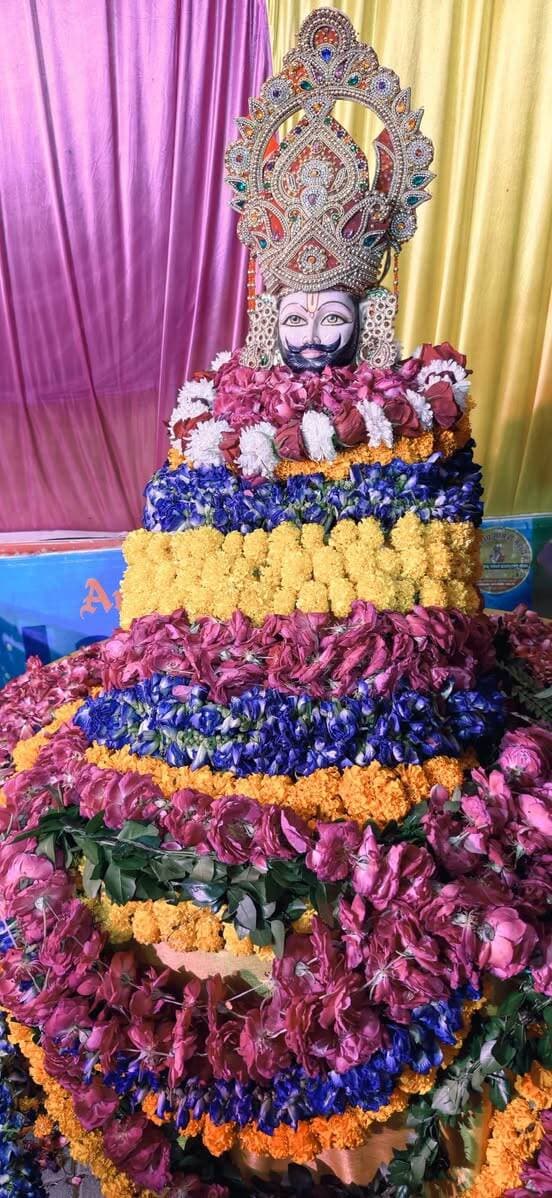 🙏🚩 संध्या आरती के साथ संपन्न हुआ संगीतमय सुंदरकांड पाठ, भक्ति में डूबा दिबियापुर 🐘📖
अष्टम श्री गणेश महोत्सव के अंतर्गत गौरी ट्रेडर्स, गल्ला मंडी गेट बेला रोड, दिबियापुर में आयोजित संगीतमय सुंदरकांड पाठ के उपरांत श्रद्धा और उल्लास के साथ संध्या आरती का आयोजन किया गया।
पं. आचार्य श्री शोभित अवस्थी जी एवं उनकी टीम द्वारा प्रस्तुत सुंदरकांड पाठ में बड़ी संख्या में श्रद्धालुओं ने भाग लेकर प्रभु श्रीराम, हनुमान जी एवं श्री गणेश जी का गुणगान किया। संध्या आरती के दौरान पूरा परिसर भक्ति, श्रद्धा और जयघोषों से गूंज उठा।
🌺 आरती में प्रमुख रूप से श्री लाखन सिंह राजपूत जी, श्री राघव मिश्रा जी, श्री अशोक कुमार सिंह (कुमार पेंट), सभासद श्री सचिन गुप्ता, थाना अध्यक्ष दिबियापुर, श्री मयंक चतुर्वेदी सहित अनेक गणमान्य नागरिक एवं श्रद्धालु उपस्थित रहे।
💐 इस अवसर पर बाबा खाटू श्याम का भव्य दरबार भी सजाया गया, जिसने श्रद्धालुओं का विशेष आकर्षण प्राप्त किया। श्रद्धालुओं ने बाबा श्याम के दर्शन कर आशीर्वाद प्राप्त किया और धार्मिक वातावरण का आनंद लिया।
🐘 गणपति बप्पा के जयकारों, श्रीराम नाम संकीर्तन और बाबा श्याम की भक्ति से पूरा दिबियापुर भक्तिमय हो उठा।
🚩 जय श्री राम
🙏 जय बजरंगबली
🐘 गणपति बप्पा मोरया
🌹 हारे का सहारा, बाबा श्याम हमारा
#GaneshMahotsav #SunderkandPath #KhatuShyam #Dibiyapur #JaiShriRam #GanpatiBappaMorya #दिबियापुर_द_लीजेंड #जानकारी_भरोसे_की
