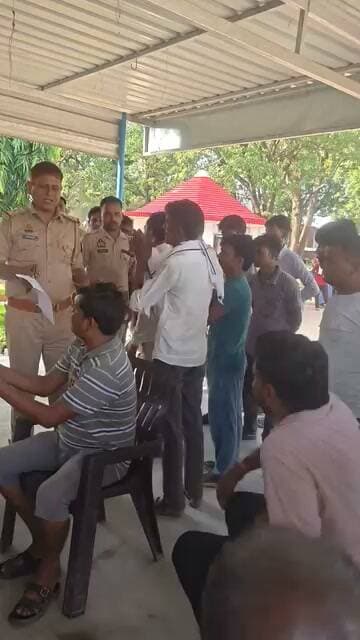 🚨 ब्रेकिंग न्यूज़ | हर्रैया सतघरवा 🚨
एक सप्ताह से लापता युवक का शव मिलने से हड़कंप ,पुलिस की कार्यशैली से भी परिजन दिखे नाराज थाने पहुंचकर किया हंगामा।
बाइक समेत घर से निकला था युवक, घनी झाड़ियों में मिला सड़ा-गला शव… हर्रैया थाने पहुंचकर परिजनों ने जताया आक्रोश।
हर्रैया सतघरवा, बलरामपुर।
महमूदनगर-तुलसीपुर मार्ग पर बेलवा गांव के आगे बरदीनवा नाले के पास मंगलवार दोपहर घनी झाड़ियों में 35 वर्षीय ज्ञान प्रकाश यादव का शव मिलने से सनसनी फैल गई। शव के पास से बाइक भी बरामद हुई है।
7 सितंबर की शाम बाइक से निकले थे ज्ञान प्रकाश
➡️ इसके बाद घर वापस नहीं लौटे
➡️ परिजनों ने काफी खोजबीन की
➡️ 9 सितंबर को हर्रैया थाने में गुमशुदगी दर्ज कराई गई
➡️ मंगलवार को घनी झाड़ियों में मिला शव
➡️ शव की हालत काफी खराब बताई जा रही है
पुलिस ने शव को कब्जे में लेकर पोस्टमार्टम के लिए भेज दिया है। मौत किन परिस्थितियों में हुई, इसका खुलासा पोस्टमार्टम रिपोर्ट और पुलिस जांच के बाद होगा।
शव मिलने के बाद परिजनों का आक्रोश
परिजन और रिश्तेदार हर्रैया थाने पहुंचे और युवक की तलाश को लेकर पुलिस की कार्यप्रणाली पर नाराजगी जताई। पुलिस ने मामले की जांच कर आवश्यक कार्रवाई का भरोसा दिया है।
अब बड़ा सवाल—आखिर ज्ञान प्रकाश की मौत कैसे हुई?
क्या यह हादसा था या इसके पीछे कोई और वजह? पुलिस जांच और पोस्टमार्टम रिपोर्ट से तस्वीर साफ होने की उम्मीद है।
#Balrampur #हर्रैया #हर्रैयासतघरवा #BreakingNews #बलरामपुर #CrimeNews #crimestory #ज्ञानप्रकाशयादव #MissingCase #PoliceInvestigation #उत्तरप्रदेश #UPnewsupdate #losangeles #trendingnow Balrampur Police UP Police