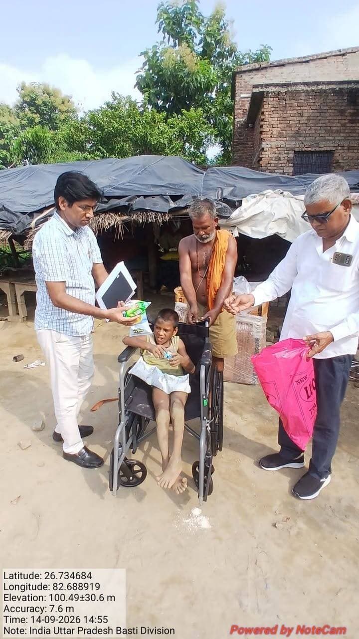 डीएम के निर्देश पर पहुँची त्वरित सहायता, मिला ई रिक्शा, सिलेंडर व सहायता सामग्री
बस्ती: 12 सितंबर को प्रकाशित शीर्षक "मॉ पर चार दिव्यांग बच्चों की जिम्मेदारी, सिर पर छत भी नहीं, बस्ती में सरकारी मदद की आस में भटक रहा परिवार" को जिलाधिकारी द्वारा संज्ञान में लेते हुए प्रकरण में त्वरित कार्यवाही के निर्देश दिए गए रामकिशन पाण्डेय के चार बच्चे हैं, चारो बच्चे दिव्यांगता से ग्रसित हैं। बच्चों का नाम अंकुर 18 वर्ष, विपिन 17 वर्ष, शिव कुमार 7 वर्ष एवं सुमन 6 वर्ष है। इनके पास घर नहीं है। इनकी मुख्य समस्या घर की थी, इनके पास जमीन नहीं है। एक बेटा अंकुर दिव्यांग पेंशन की पात्रता रखता है।
जिला पूर्ति अधिकारी , जिला बेसिक शिक्षा अधिकारी , जिला दिव्यांगजन शसक्तिकरण अधिकारी , मुख्य चिकित्साधिकारी एवं परियोजना अधिकारी डूडा, से जॉच करायी गई।
जिला पूर्ति अधिकारी ने अपनी जॉच आख्या में अंकित किया है कि नगर पंचायत, नगर बाजार में श्रीमती गुड़िया देवी के पास आय प्रमाण पत्र, बैंक पासबुक उपलब्ध नहीं है, श्रीमती गुड़िया देवी का आधार लेकर सर्वप्रथम आय प्रमाण पत्र हेतु ऑनलाइन आवेदन कराया गया। बैंक खाता खोले जाने हेतु निकट बैंक में आवेदन करा दिया गया है। तात्कालिक रूप से जनसहयोग के माध्यम से 45 किग्रा0 चावल एवं किराना का सामान दैनिक आवश्यकता के दृष्टिगत उपलब्ध करा दिया गया है। आय प्रमाण पत्र जारी होने के बाद एक सप्ताह के अन्तर्गत आवेदिका को अन्त्योदय राशन कार्ड उपलब्ध करा दिया जायेगा। आवेदिका परिवार को उज्ज्वला योजना के अन्तर्गत गैस सिलेण्डर उपलब्ध करा दी गई ।
जिला बेसिक शिक्षा अधिकारी द्वारा तीन बच्चों का नामांकन उ०प्रा०वि० नगर में कक्षा 7 एवं सुमन का प्रा०वि० रेहार में कक्षा 1 में कराया गया है। 3 बच्चों को शैक्षिक सत्र 2024-25 में स्कार्ट एलाउंस के तहत रू० 6000-6000 की धनराशि एवं विनीता को स्टाइपेन्ड के तहत् रू0 2000/- की धनराशि डी०बी०टी० के माध्यम से भेजी गई है तथा व्हीलचेयर दिया गया है। वर्ष 2025-26 में अंकुर को स्कार्ट एलाउंस में रू0 6000/- एवं विनीता को स्टाइपेन्ड के तहत् रू0 2000/- की धनराशि डी०बी०टी० के माध्यम से भेजी गई है तथा व्हीलचेर दिया गया है। वर्ष 2026-27 में अंकुर को स्कार्ट एलाउंस हेतु अनुशंसा की गई है, जो शीघ्र ही उनके खाते में प्रेषित कर दी जायेगी। शिव कुमार व विपिन को स्पेशल एजुकेटर के द्वारा होम बेस्ट एजुकेशन एवं शैक्षिक सपोर्ट दिया जा रहा है, इसके अतिरिक्त विभाग में कार्यरत फीजियोथेरेपिस्ट अजय पाण्डेय द्वारा बच्चों की फीजियोथेरेपी किया जा रहा है। डी०बी०टी० के तहत रू0 1200/- की धनराशि, ड्रेश, मोजा, जूता एवं बैग हेतु प्रेषित की जाती है।
जिला दिव्यांगजन शसक्तिकरण अधिकारी द्वारा रामकिशन के दिव्यांग बच्चों को आवागमन की सुगमता हेतु एक व्हीलचेयर उपलब्ध करा दिया गया है तथा बड़े बेटे अंकुर को दिव्यांग पेंशन दिये जाने हेतु आवश्यक अभिलेख पूर्ण कराया जा रहा है।
मुख्य चिकित्साधिकारी द्वारा अवगत कराया गया कि विपिन कुमार एवं कुमारी सुमन को दिव्यांग प्रमाण पत्र जारी कर दिया गया है।
परियोजना अधिकारी डूडा, द्वारा अवगत कराया गया है कि दिव्यांग बच्चों के परिवार को कांशीराम आवास योजना के अन्तर्गत आवास पॉकेट संख्या-01, ब्लाक संख्या 36/423 आवंटित कर दिया गया है। इस प्रकार परिवार को सुरक्षित एवं स्थायी आवासीय सुविधा उपलब्ध करा दी गयी है तथा आवास के अभाव से सम्बन्धित परिवार की मुख्य समस्या का समाधान कर दिया गया है। जिला प्रशासन पीड़ित परिवार की हर संभव मदद करने और शासन की जनकल्याणकारी योजनाओं का लाभ पूरी पारदर्शिता व गति के साथ अंतिम व्यक्ति तक पहुंचाने के लिए प्रतिबद्ध है। पीड़ित परिवार ने जिला प्रशासन और माननीय मुख्यमंत्री जी का अपार आभार व्यक्त किया है।