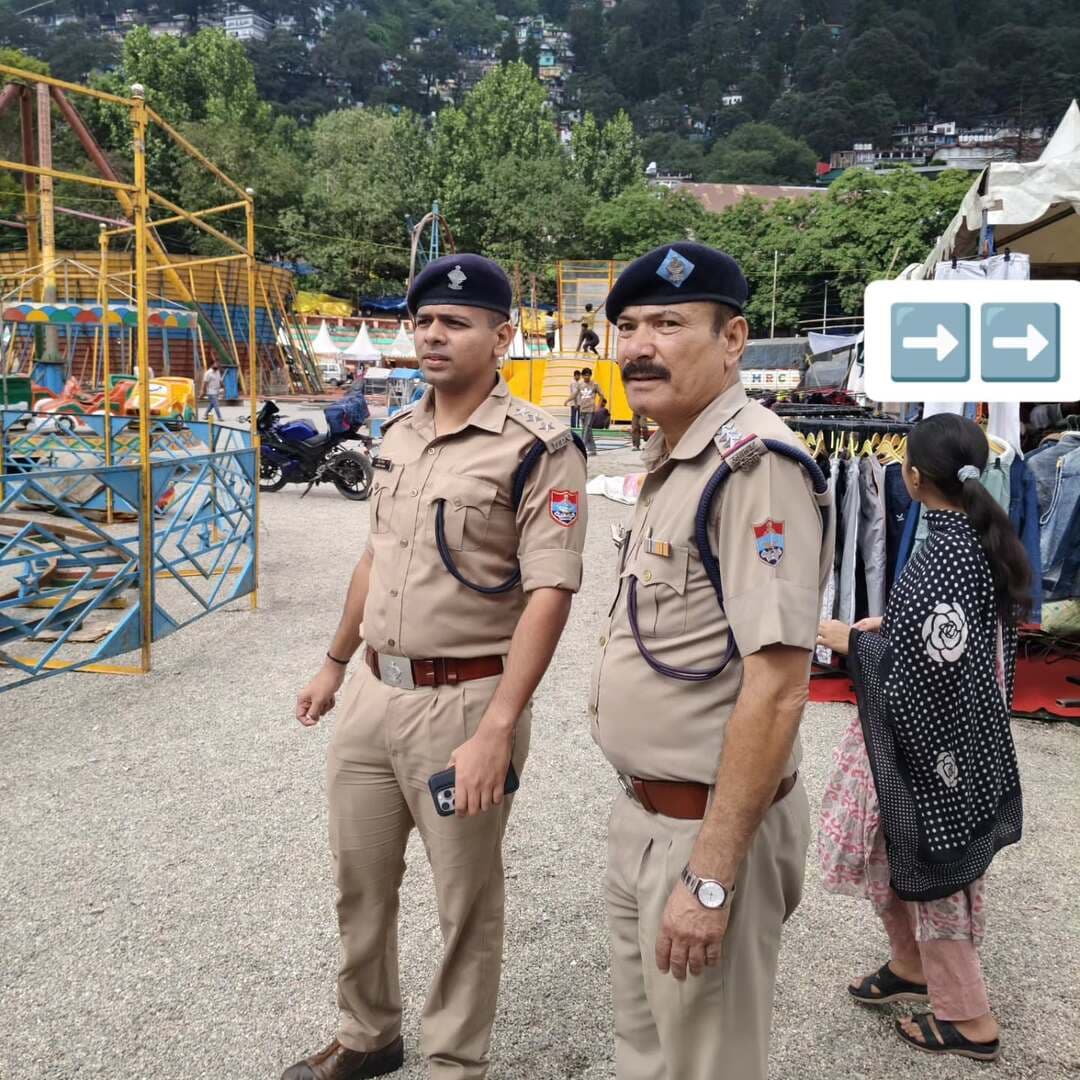 मुख्य अग्निशमन अधिकारी नैनीताल द्वारा नंदा देवी मेला क्षेत्र का 'फायर रिस्क निरीक्षण'।
नंदा देवी मेले के भव्य आयोजन को देखते हुए जनसुरक्षा और अग्नि सुरक्षा पुख्ता करने के उद्देश्य से श्रीमान मुख्य अग्निशमन अधिकारी महोदय नैनीताल द्वारा संपूर्ण मेला क्षेत्र का विस्तृत फायर रिस्क निरीक्षण किया गया।
निरीक्षण के दौरान महोदय द्वारा मेला परिसर की संपूर्ण अग्नि सुरक्षा व्यवस्थाओं और तैयारियों का बारीकी से जायजा लिया गया।
साथ ही आपात स्थिति में त्वरित कार्रवाई हेतु फायर टेंडरों और अग्निशमन वाहनों के लिए उपयुक्त एवं निर्धारित स्थान चिन्हित किए गए।
व सुरक्षा मानकों का पूर्ण पालन सुनिश्चित करने के लिए मेला आयोजकों को अग्नि सुरक्षा उपकरणों की उपलब्धता और त्वरित प्रतिक्रिया व्यवस्था के संबंध में आवश्यक निर्देश दिए गए।
#NandaDeviMela #Nainital #FireSafety #NandaDeviMahotsav #UttarakhandPolice