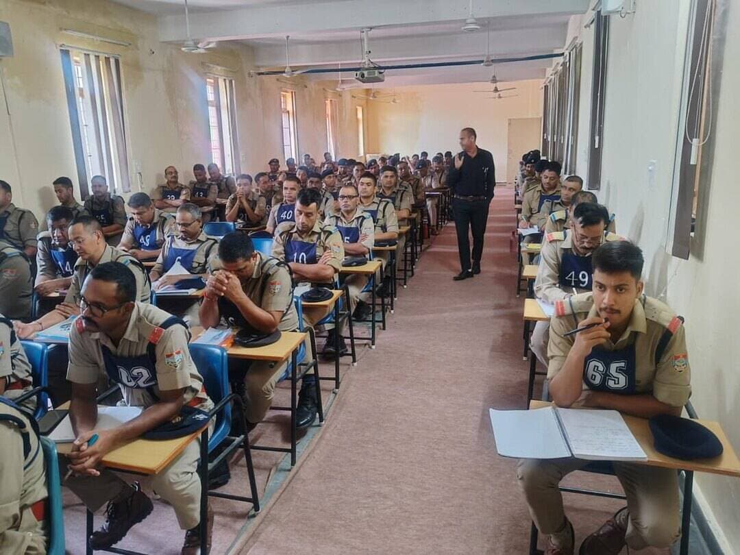 🚒 फायर सर्विस प्रशिक्षुओं का प्रशिक्षण सत्र 🚒
पुलिस संचार प्रशिक्षण केंद्र, धोरणखास देहरादून में फायर सर्विस प्रशिक्षुओं के लिए पुलिस प्रशिक्षण महाविद्यालय, नरेंद्र नगर टिहरी गढ़वाल के उप निरीक्षकों द्वारा पुलिस एक्ट, पावर एंड पनिशमेंट, गवर्नमेंट एम्पलाई रूल्स, आरटीआई एवं आरटीएस विषयों पर महत्वपूर्ण व्याख्यान दिया गया। इस दौरान प्रशिक्षुओं को संबंधित अधिनियमों, शासकीय सेवा नियमों एवं आवश्यक प्रावधानों की जानकारी प्रदान की गई।
#uttarakhandfireservice
#training
#firefighter
#police
#uttarakhand