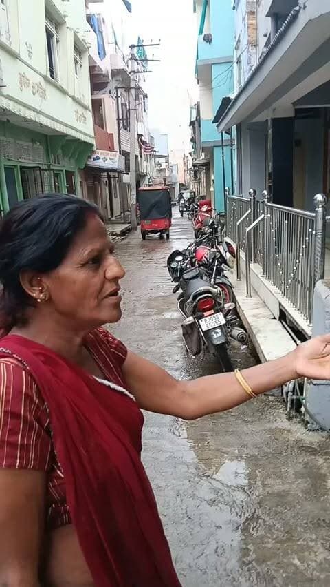 बाजार में रात 10 बजे से पहले दुकानें बंद कराने पर दुकानदार की प्रतिक्रिया! 📢
चित्तौड़ पुलिस से दुकानदार की गुहार—“थोड़ी देर और दुकानें खुलने दें…”
दुकानदारों का कहना है कि गणेश उत्सव के दौरान देर रात तक धार्मिक आयोजन चल रहे हैं, ऐसे में दुकानों को भी कुछ समय और खोलने की अनुमति मिलनी चाहिए। कैमरा ऑन होते ही दुकानदार मौके से निकल गए और बोले—“बाद में बाइट दूंगा।”