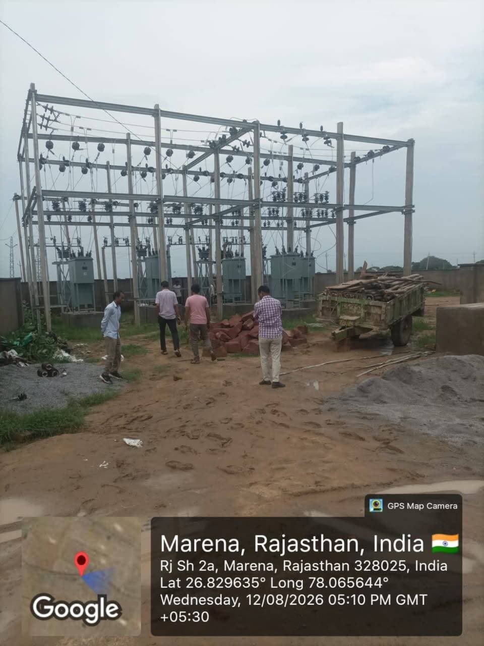 *RDSS योजना से बिजली वितरण व्यवस्था होगी सुदृढ़, उपभोक्ताओं को मिलेंगे अनेक लाभ*
धौलपुर । विद्युत वितरण व्यवस्था को आधुनिक, मजबूत एवं उपभोक्ता हितैषी बनाने के उद्देश्य से भारत सरकार द्वारा संचालित Revamped Distribution Sector Scheme (RDSS) के तहत विभिन्न कार्य किए जा रहे हैं। योजना का प्रमुख उद्देश्य विद्युत वितरण तंत्र को मजबूत करने, तकनीकी एवं वाणिज्यिक हानियों को कम करने तथा उपभोक्ताओं को गुणवत्तापूर्ण एवं विश्वसनीय बिजली आपूर्ति उपलब्ध कराना है।
RDSS के तहत स्मार्ट मीटरिंग, फीडर एवं ट्रांसफॉर्मर मीटरिंग, विद्युत लाइनों एवं वितरण तंत्र का सुदृढ़ीकरण, नए/अतिरिक्त ट्रांसफॉर्मर, नई केबल डालने एवं आवश्यक आधारभूत संरचना का विकास जैसे कार्य किए जा रहे हैं। इससे बिजली आपूर्ति की निगरानी एवं फॉल्ट की पहचान में तेजी आएगी तथा विद्युत तंत्र की कार्यक्षमता बेहतर होगी।
योजना के अंतर्गत स्मार्ट मीटर लगाए जाने से उपभोक्ताओं को अपने बिजली उपभोग की लगभग रियल-टाइम जानकारी मोबाइल एप के माध्यम से मिल सकेगी। इससे उपभोक्ता अपने बिजली उपयोग की निगरानी कर सकेंगे, खपत के अनुसार बजट बना सकेंगे तथा रिचार्ज एवं भुगतान संबंधी सुविधाओं का लाभ उठा सकेंगे।
इसके साथ ही धौलपुर जिले में 105 एग्रीकल्चर फीडरों के पृथक्करण से कृषि एवं घरेलू बिजली आपूर्ति के बेहतर प्रबंधन में मदद मिलेगी। इससे लोड मैनेजमेंट बेहतर होगा तथा ग्रामीण क्षेत्रों में बिजली आपूर्ति की गुणवत्ता एवं विश्वसनीयता बढ़ाने में सहायता मिलेगी। राजस्थान में RDSS के तहत बड़ी संख्या में कृषि फीडरों के सेग्रीगेशन के कार्य स्वीकृत किए गए हैं।
RDSS का एक महत्वपूर्ण उद्देश्य AT&C विद्युत हानियों को कम करना तथा डिस्कॉम की वित्तीय एवं परिचालन दक्षता में सुधार करना है। विद्युत हानियों में कमी आने से वितरण तंत्र अधिक प्रभावी होगा और इसका दीर्घकाल में उपभोक्ताओं को बेहतर सेवाओं के रूप में लाभ मिलेगा।
इस योजना के प्रभावी क्रियान्वयन से बिजली चोरी एवं अनधिकृत उपयोग पर नियंत्रण, ऊर्जा लेखांकन में सुधार, फॉल्ट की शीघ्र पहचान, विद्युत आपूर्ति की विश्वसनीयता में वृद्धि तथा उपभोक्ता सेवाओं में सुधार जैसे महत्वपूर्ण परिणाम प्राप्त होंगे।
विद्युत विभाग द्वारा आमजन से अपील की गई है कि वे विद्युत का सदुपयोग करें, समय पर बिल का भुगतान करें तथा बिजली संबंधी किसी भी समस्या की सूचना संबंधित विभाग को उपलब्ध कराएं। RDSS का उद्देश्य आधुनिक तकनीक एवं मजबूत विद्युत ढांचे के माध्यम से बेहतर बिजली व्यवस्था और बेहतर उपभोक्ता सेवा सुनिश्चित करना है।
*पहली फर्म को ब्लैक लिस्ट करने से कार्य मे हुइ देरी* - धौलपुर जिले में RDSS के अंतर्गत होने वाले कार्यो का ठेका M/S KS इलेक्ट्रिकल को मिला लेकिन कार्य मे शिथिलता के कारण इस फर्म को ब्लैक लिस्ट कर दिया गया अब दुबारा से कार्य Ubitech फर्म को दिया गया है।
*33 केवी के 8, 11 केवी के 149 फीडरों पर होगा सुधार कार्य* - धौलपुर जिले मे 33 केवी के 8, 11 केवी के 149 फीडरों पर सुधार कार्य होगा जैसे नया फीडर खींचना, कृषि व घरेलु उपभोक्ता के फीडर अलग अलग खींचना जिससे विद्युत आपूर्ति मे सुधार होगा वही बिजली लाइन मे होने वाली हानियां भी कम होंगी जिससे डिस्कॉम को भी फायदा होगा।
*33/11 केवी मछरिया बिजलीघर से होगा हजारों ग्रामीण को फायदा*- 2 करोड़ की लागत से 33/11 केवी मछरिया बिजलीघर का निर्माण किया जा रहा है। इससे हजारों ग्रामीणों को फायदा होगा।
*187 फीडरों पर लगेंगे ट्रांसफॉर्मर व केबल* - धौलपुर जिले मे 187 फीडरों पर नए ट्रांसफॉर्मर व केबल लगायी जायेंगी जिससे Overload खत्म होने से उपभोक्ताओं को गुणवत्तापूर्ण बिजली मिल सकेगी।
"केंद्र स्वीकृत RDSS डिस्कॉम के लिए महत्वपूर्ण योजना हैं, नई फर्म Ubitech द्वारा कार्य शुरू कर दिया गया है। इस योजना से डिस्कॉम के लॉस कम होंगे व विद्युत आपूर्ति मे गुणात्मक सुधार होगा" - विवेक शर्मा, SE, जयपुर डिस्कॉम, धौलपुर