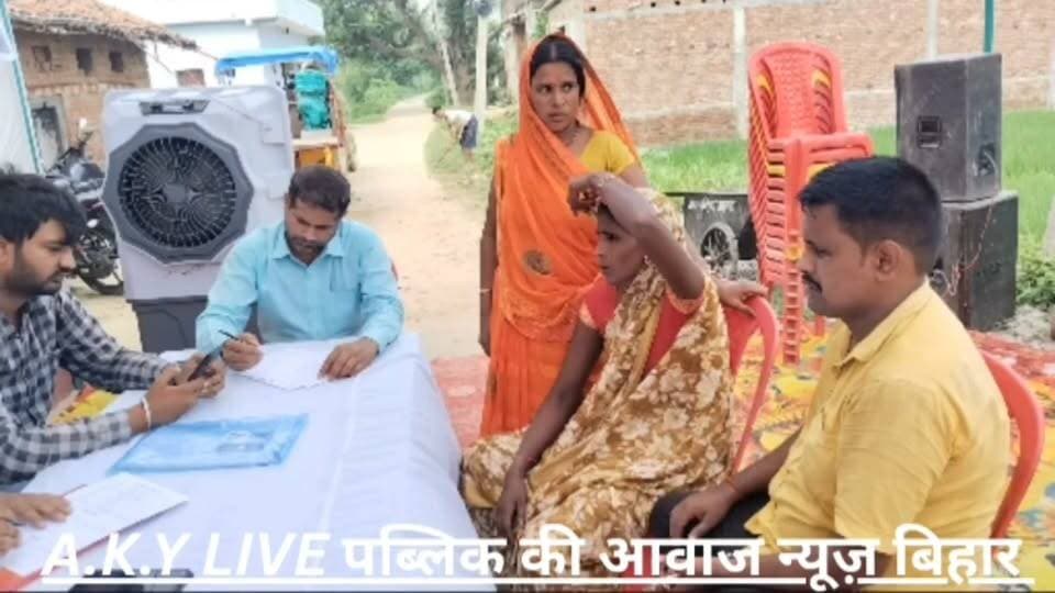 अरवल में विकास के दावों पर सवाल!
वार्ड नंबर 13, सैदपुर धावा के ग्रामीणों का कहना है कि पिछले 7 वर्षों से नली-गली और नल-जल जैसी मूलभूत सुविधाओं का इंतजार है।
15 सितंबर, मंगलवार को जिला प्रशासन की ओर से लगाए गए ग्रामीण सहयोग शिविर में सैकड़ों फरियादी अपनी-अपनी समस्याएं लेकर पहुंचे और आवेदन सौंपा।
ग्रामीणों ने प्रशासन से मांग की है कि वर्षों पुरानी नली-गली और नल-जल की समस्या का जल्द समाधान कराया जाए, ताकि लोगों को बुनियादी सुविधाओं के लिए परेशान न होना पड़े।
📢 अब देखना होगा—शिविर में दिए गए आवेदनों पर प्रशासन कब तक कार्रवाई करता है?
👇 आपके इलाके में भी ऐसी कोई समस्या है? कमेंट में बताएं।
#Arwal #ArwalNews #BiharNews #SadipurDhawa #Ward13 #NaliGali #NalJal #PublicKiAwaazNews #ArwalDistrict Public ki Awaz Public Ki Awaz - News