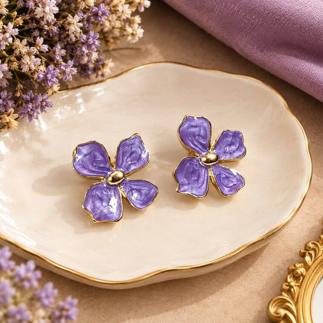 💜 Korean Floral Earrings 💜
✨ Trendy Korean-style floral earrings
🌸 Elegant & cute design
💫 Perfect for daily wear & special occasions
📩 Order ke liye DM karein