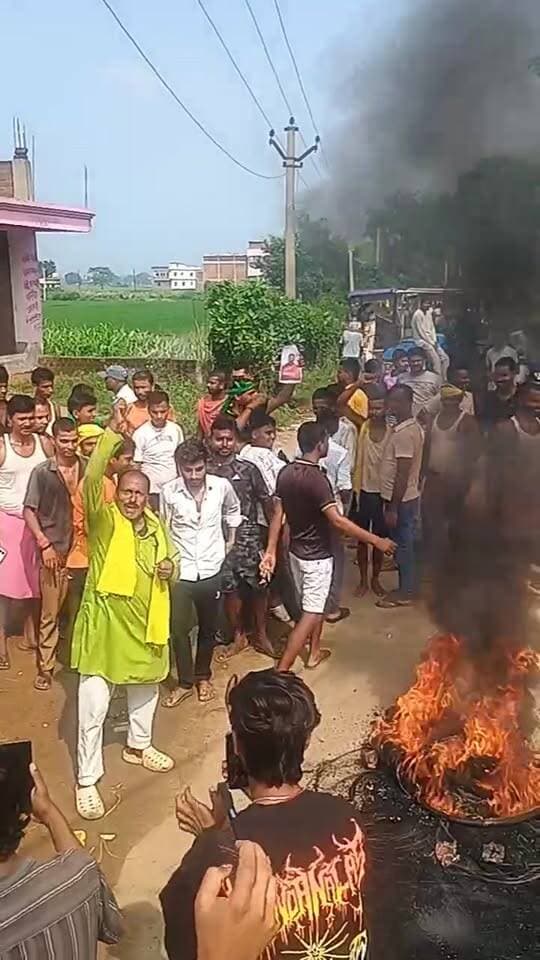आरा प्रखंड के हसनपुरा में ट्रांसफार्मर खराब होने से सड़क पर उतरे लोग, आरा(गोठहुला) अखगांव मार्ग को आगजनी कर किया जाम