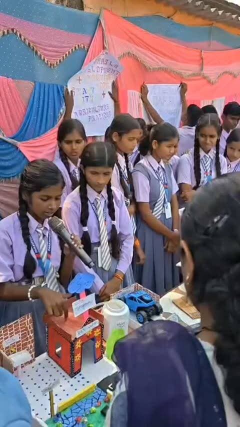 चलकुशा प्रखंड : मसकेडीह पंचायत के पैरामाउंट स्कूल में विज्ञान एवं कला प्रदर्शनी का भव्य आयोजन किया गया। इस प्रदर्शनी में छात्र-छात्राओं ने अपनी प्रतिभा, रचनात्मकता, वैज्ञानिक सोच और कल्पनाशीलता का सुंदर प्रदर्शन किया। कार्यक्रम का मुख्य उद्देश्य विद्यार्थियों में वैज्ञानिक दृष्टिकोण विकसित करना तथा उनकी कलात्मक प्रतिभा को प्रोत्साहित करना था।
प्रदर्शनी में विद्यार्थियों ने पर्यावरण संरक्षण, जल संरक्षण, सौर ऊर्जा, विद्युत उत्पादन, स्वच्छ ऊर्जा, प्रदूषण नियंत्रण, कृषि एवं आधुनिक तकनीक जैसे विषयों पर आकर्षक वैज्ञानिक मॉडल प्रस्तुत किए। कला प्रदर्शनी में चित्रकला, हस्तकला, सजावटी वस्तुओं और विभिन्न रचनात्मक कलाकृतियों के माध्यम से भारतीय संस्कृति, पर्यावरण, सामाजिक जागरूकता और दैनिक जीवन से जुड़ी झलक दिखाई। इस कार्यक्रम में चलकुशा प्रखंड विकास पदाधिकारी श्रीमती अमृता सिंह, आलोक सिंह अध्यक्ष मुखिया संघ चलकुशा, सांसद प्�