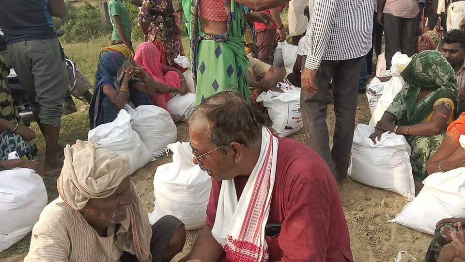 🌊 बाढ़ आपदा के बीच मदद का हाथ बनी सेवा इंटरनेशनल टीम 🙏
📍 चित्रकूट
बाढ़ आपदा के कठिन समय में चित्रकूट में जिस तरह सेवा इंटरनेशनल टीम ने धरातल पर उतरकर जरूरतमंद लोगों की मदद की, उसकी स्थानीय लोगों द्वारा लगातार सराहना की जा रही है।
मुश्किल की इस घड़ी में बाढ़ प्रभावित परिवारों तक पहुंचना, उनकी समस्याओं को समझना और यथासंभव मदद पहुंचाने का प्रयास लोगों के बीच चर्चा का विषय बना हुआ है।
🤝 संकट के समय लोगों के साथ खड़ा होना ही सच्ची मानवता है।
लोगों का कहना है कि आपदा के समय सिर्फ बात नहीं, बल्कि धरातल पर पहुंचकर सेवा और सहयोग करना ही सबसे बड़ी जिम्मेदारी है।
🙏सेवा इंटरनेशनल टीम के सेवा कार्यों को लोगों की लगातार मिल रही सराहना।
#चित्रकूट #बाढ़आपदा #बाढ़पीड़ित #समाजसेवी #पत्रकार #मानवता #सेवा #राहतकार्य #चित्रकूट_न्यूज़