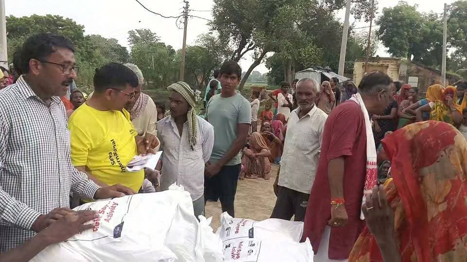 🌊 बाढ़ आपदा के बीच मदद का हाथ बनी सेवा इंटरनेशनल टीम 🙏
📍 चित्रकूट
बाढ़ आपदा के कठिन समय में चित्रकूट में जिस तरह सेवा इंटरनेशनल टीम ने धरातल पर उतरकर जरूरतमंद लोगों की मदद की, उसकी स्थानीय लोगों द्वारा लगातार सराहना की जा रही है।
मुश्किल की इस घड़ी में बाढ़ प्रभावित परिवारों तक पहुंचना, उनकी समस्याओं को समझना और यथासंभव मदद पहुंचाने का प्रयास लोगों के बीच चर्चा का विषय बना हुआ है।
🤝 संकट के समय लोगों के साथ खड़ा होना ही सच्ची मानवता है।
लोगों का कहना है कि आपदा के समय सिर्फ बात नहीं, बल्कि धरातल पर पहुंचकर सेवा और सहयोग करना ही सबसे बड़ी जिम्मेदारी है।
🙏सेवा इंटरनेशनल टीम के सेवा कार्यों को लोगों की लगातार मिल रही सराहना।
#चित्रकूट #बाढ़आपदा #बाढ़पीड़ित #समाजसेवी #पत्रकार #मानवता #सेवा #राहतकार्य #चित्रकूट_न्यूज़