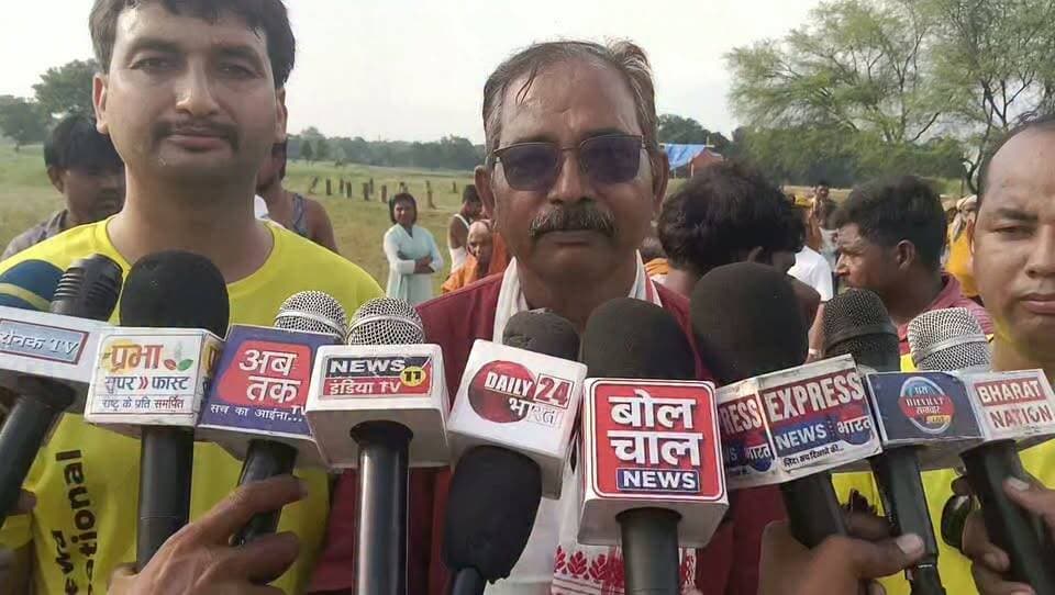 🌊 बाढ़ आपदा के बीच मदद का हाथ बनी सेवा इंटरनेशनल टीम 🙏
📍 चित्रकूट
बाढ़ आपदा के कठिन समय में चित्रकूट में जिस तरह सेवा इंटरनेशनल टीम ने धरातल पर उतरकर जरूरतमंद लोगों की मदद की, उसकी स्थानीय लोगों द्वारा लगातार सराहना की जा रही है।
मुश्किल की इस घड़ी में बाढ़ प्रभावित परिवारों तक पहुंचना, उनकी समस्याओं को समझना और यथासंभव मदद पहुंचाने का प्रयास लोगों के बीच चर्चा का विषय बना हुआ है।
🤝 संकट के समय लोगों के साथ खड़ा होना ही सच्ची मानवता है।
लोगों का कहना है कि आपदा के समय सिर्फ बात नहीं, बल्कि धरातल पर पहुंचकर सेवा और सहयोग करना ही सबसे बड़ी जिम्मेदारी है।
🙏सेवा इंटरनेशनल टीम के सेवा कार्यों को लोगों की लगातार मिल रही सराहना।
#चित्रकूट #बाढ़आपदा #बाढ़पीड़ित #समाजसेवी #पत्रकार #मानवता #सेवा #राहतकार्य #चित्रकूट_न्यूज़